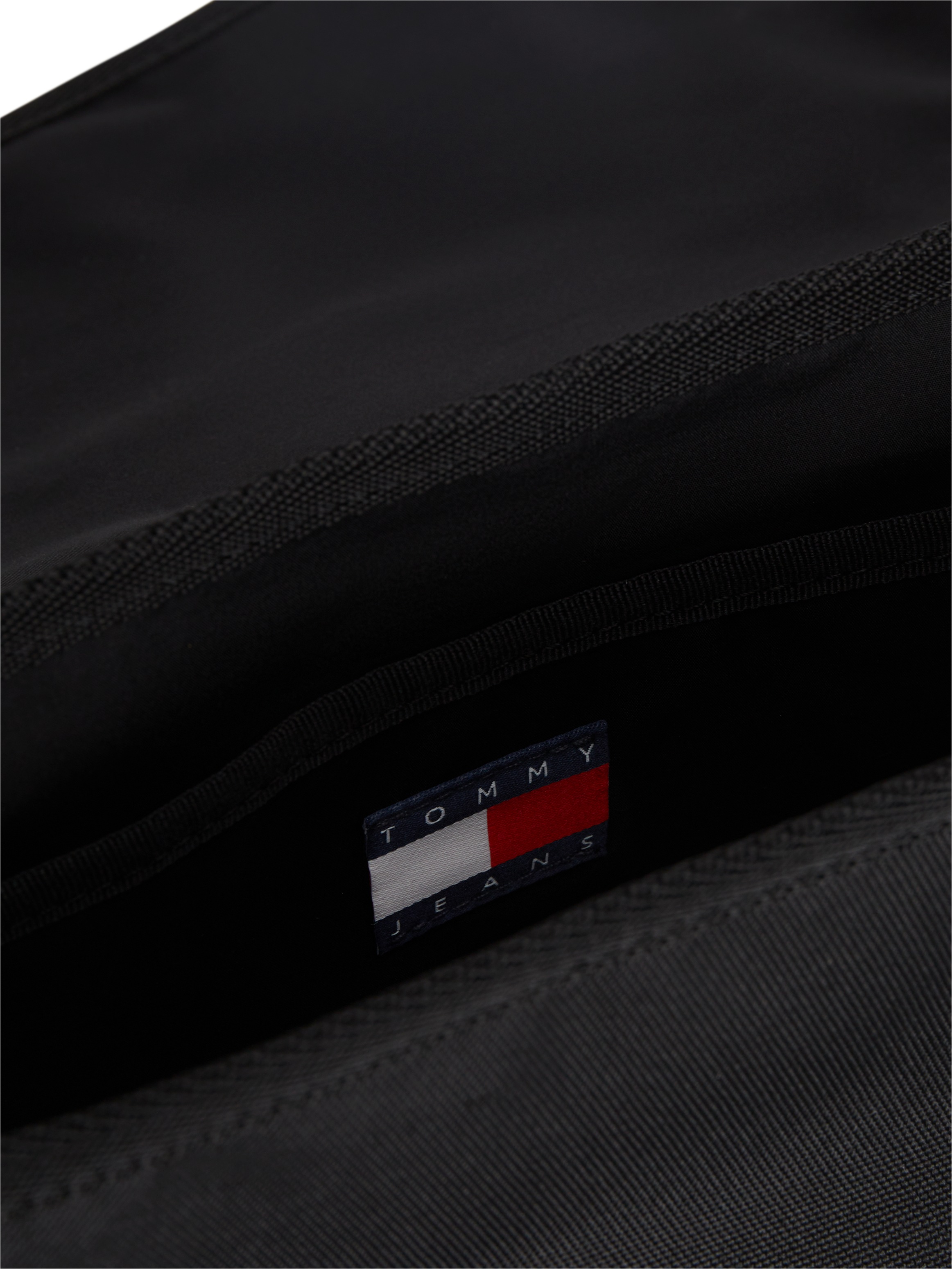 Tommy Jeans Messenger Bag »TJM ESS DAILY MESSENGER« Damen Schultertasche, Geschäftstasche mit Logo-Aufnäher
