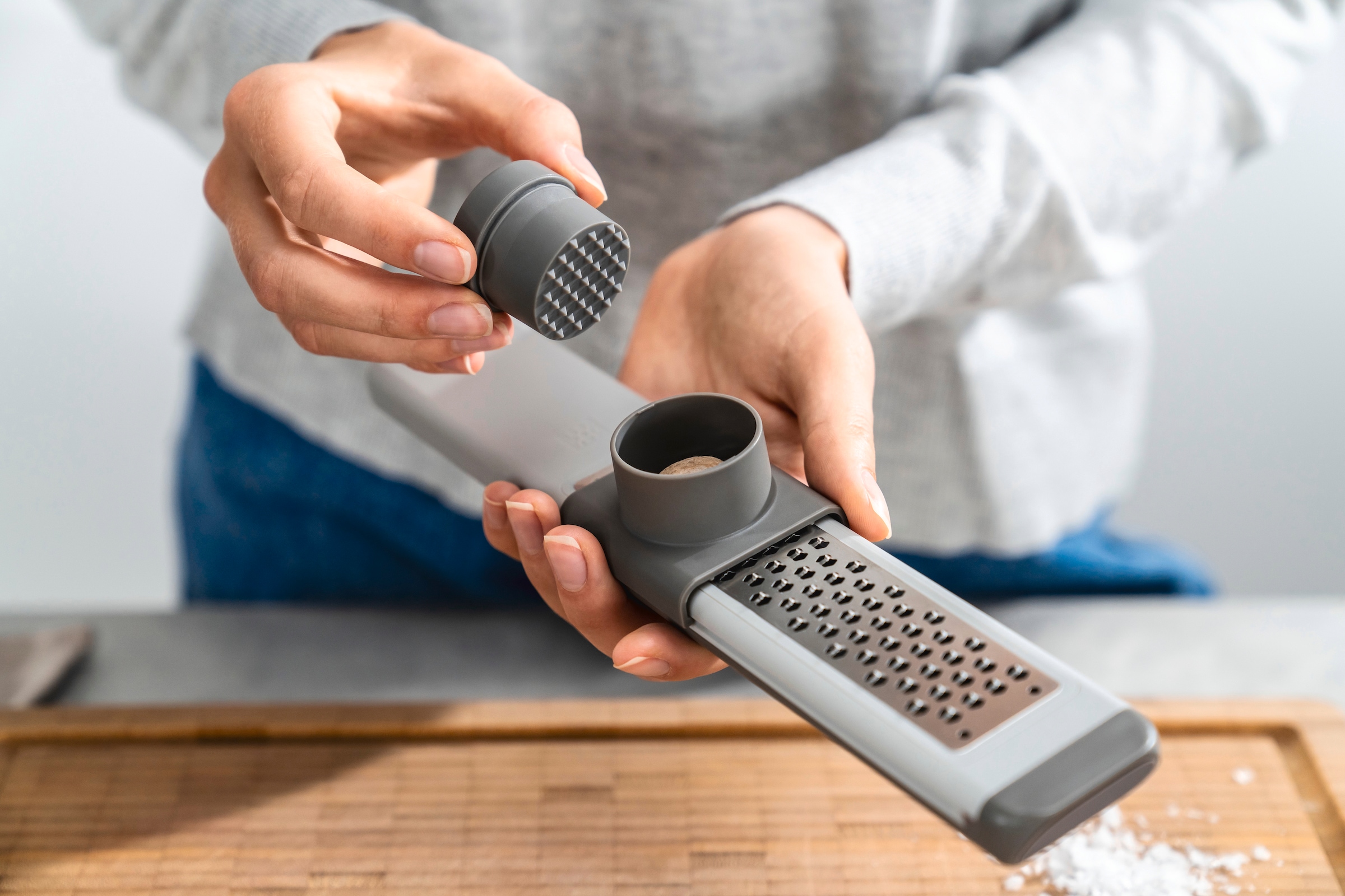 Zwilling Küchenreibe »Feinreibe mit Zwei-Wege-Reibtechnologie«, (1 St.), 3-in-1-Multifunktionsreibe, mit Auffangbehälter und Fingerschutz