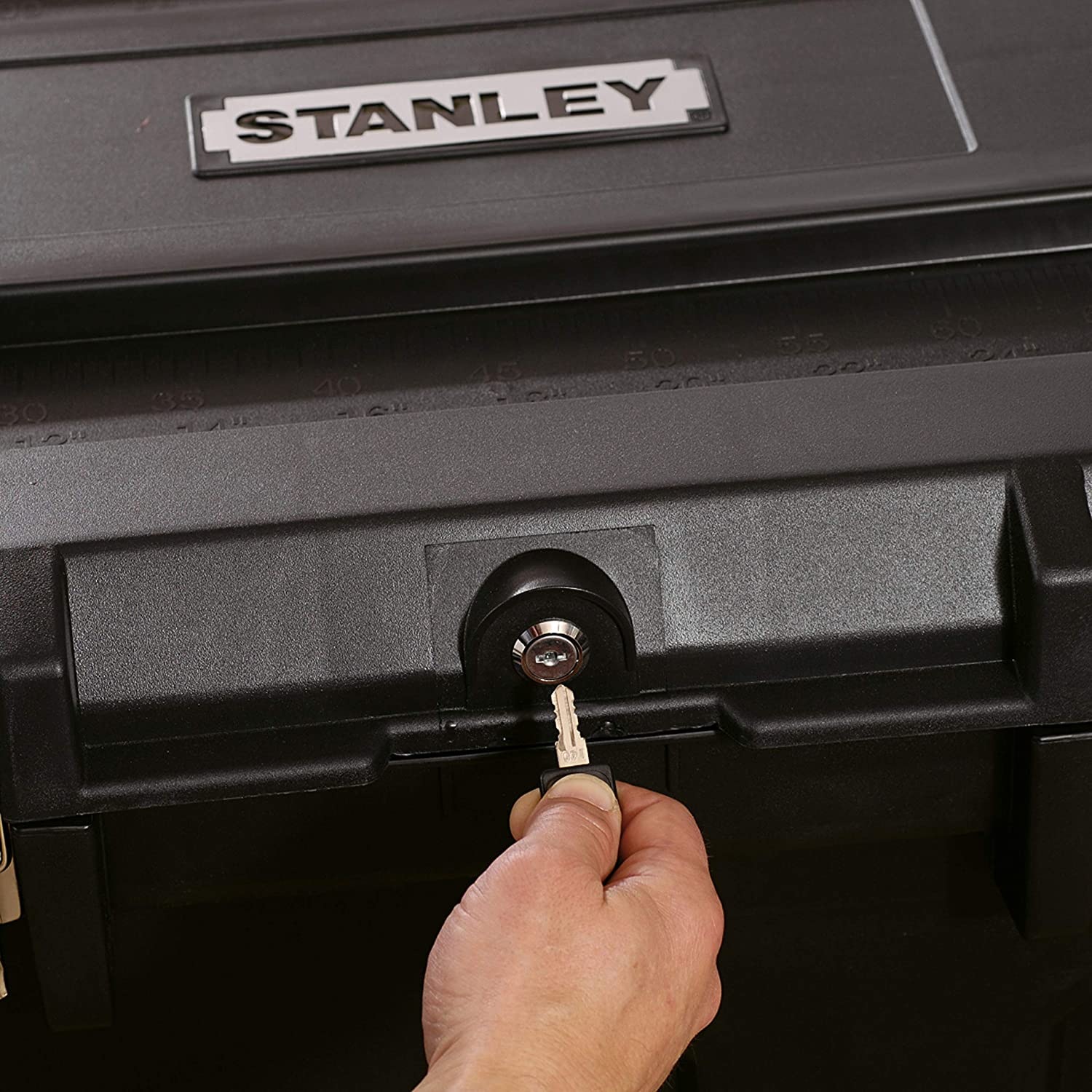 STANLEY Transportbehälter »1-93-278 Mobile Montagebox, 96,2 x 59,1 x 57,8 cm«, 190 Liter herausnehmbare Ablage, abschließbar