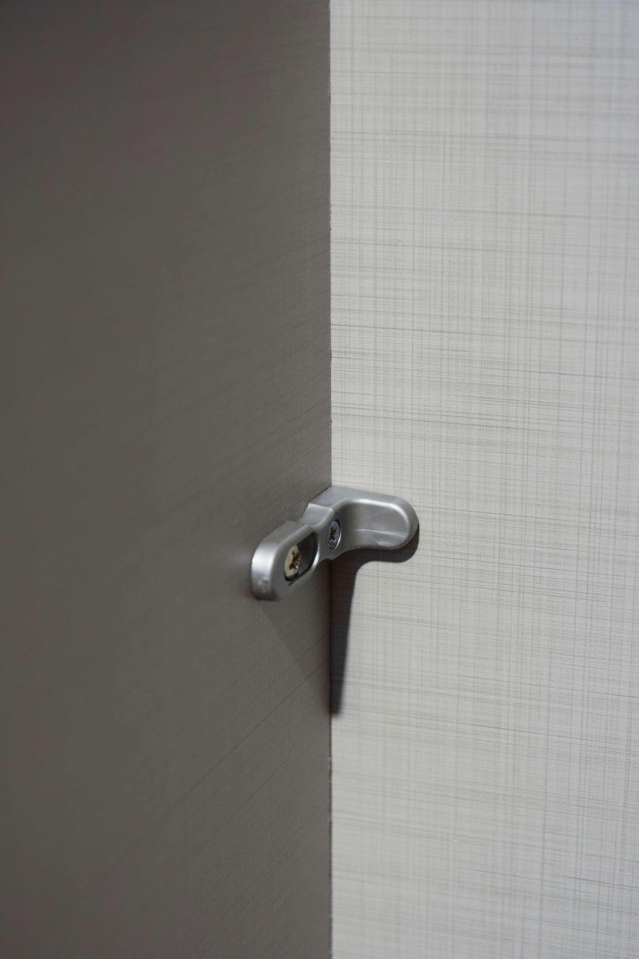 Wimex Kleiderschrank »Cottbus, in weiß oder grau modern kombiniert mit graphitfb.Schubladen«, (in 3 Größen, schwarze Griffe, Made in Germany), mit 4 Schubladen, wahlweise mit oder ohne Spiegel