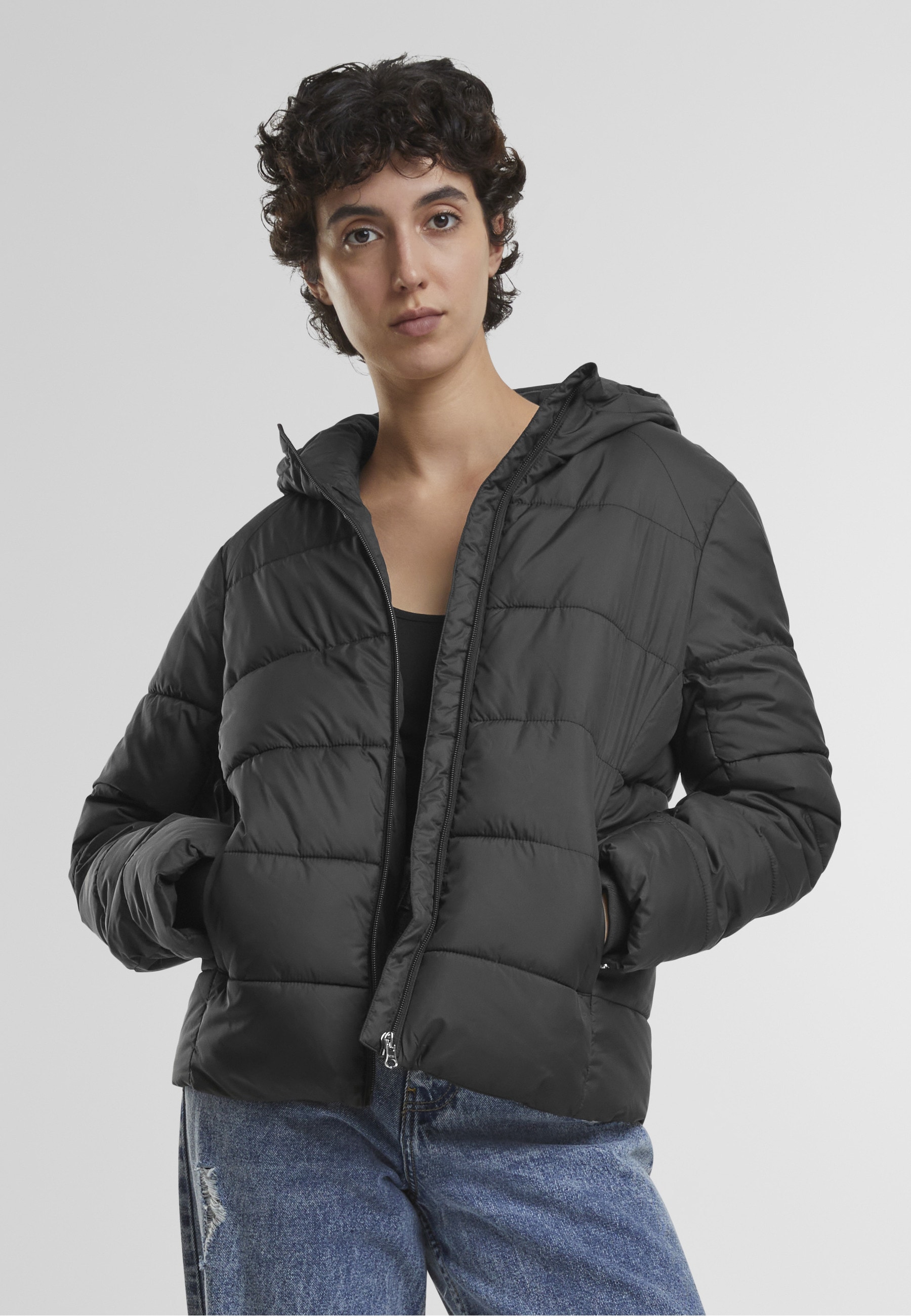 URBAN CLASSICS Winterjacke »Urban Classics Ladies Short Puffer Jacket With Hood« 1 Stk. tlg. mit Kapuze