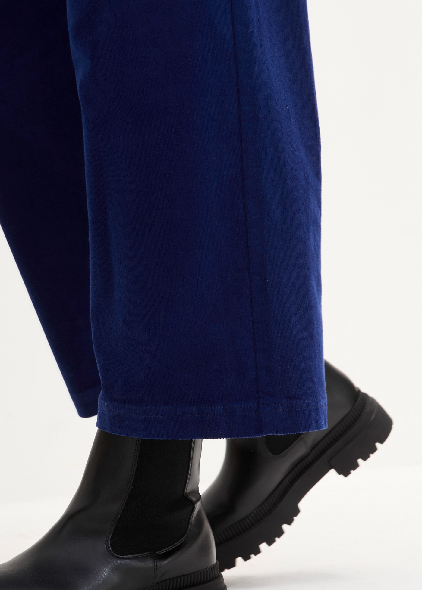 bonprix Cordhose »Weite Stretchcord-Culotte mit High-Waist-Bequembund, 7/8-Länge«  Culotte aus Stretchcord, lockere Passform, hoher Bund, 7/8-Länge
