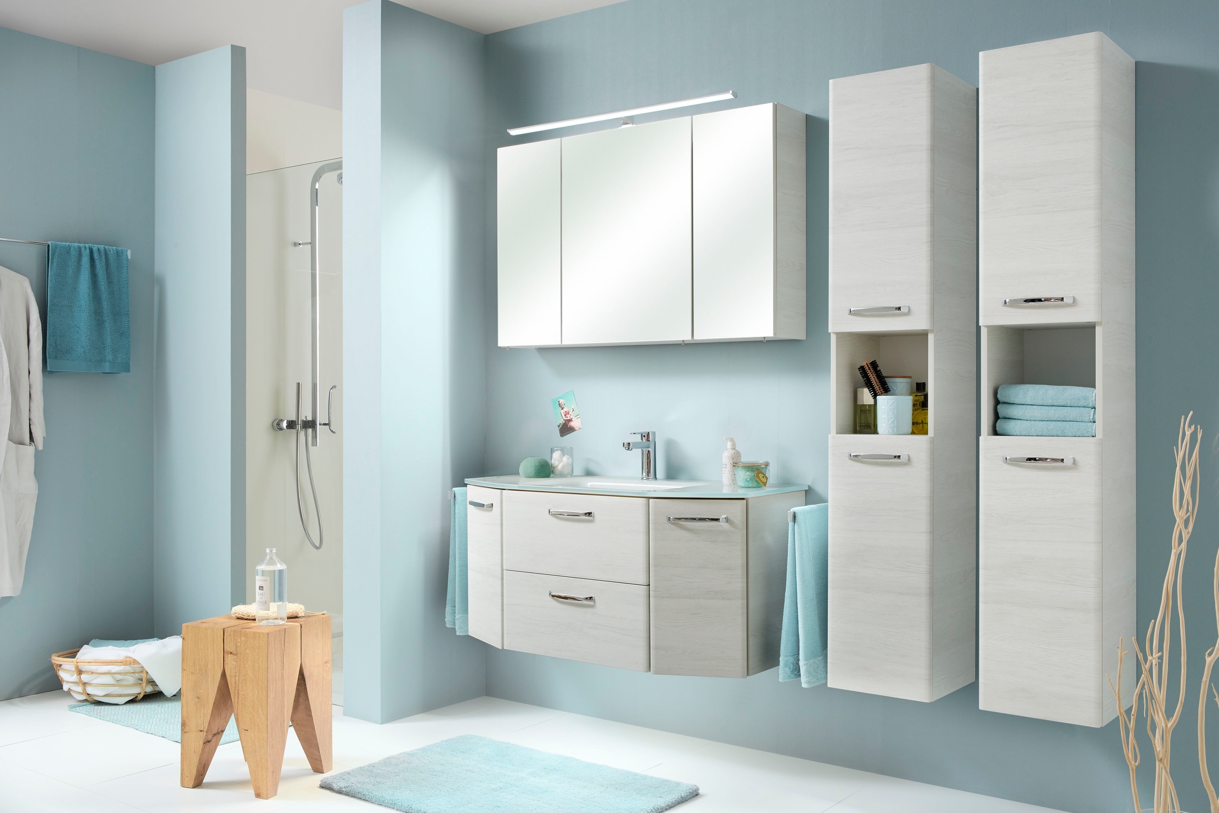 Saphir Badmöbel-Set »Quickset 936 4-teilig, Glaswaschtisch und LED-Spiegelschrank«, (Set, 4 St.), 2 Hochschränke, Eiche Weiß quer Nachbildung, inkl. Türdämpfer, 9 Türen