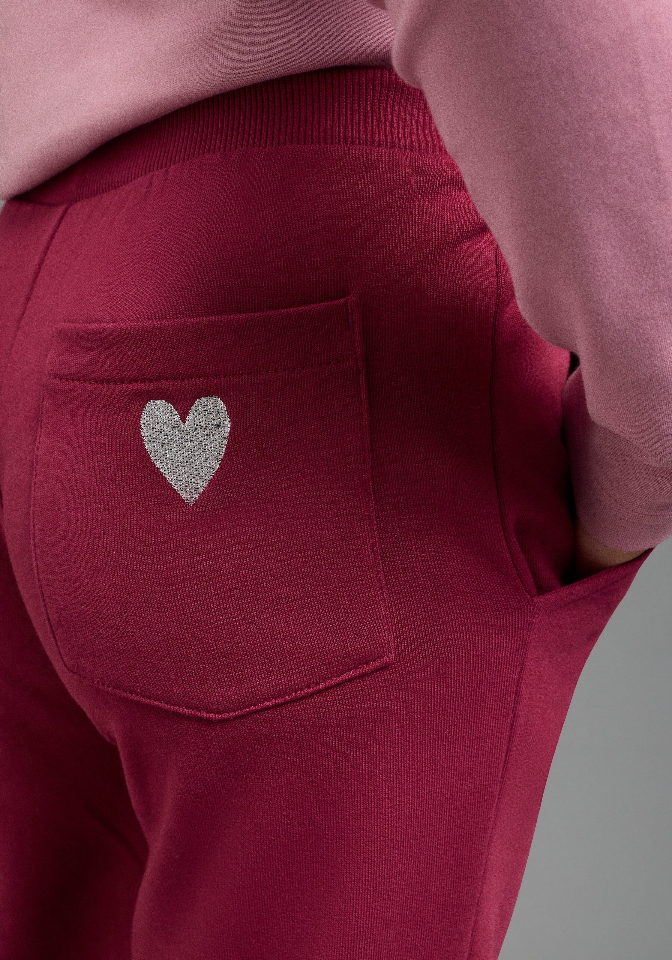 KIDSWORLD Sweathose »Sweathose mit weitem Bein«  Weite Sweathose mit Herz-Stickerei