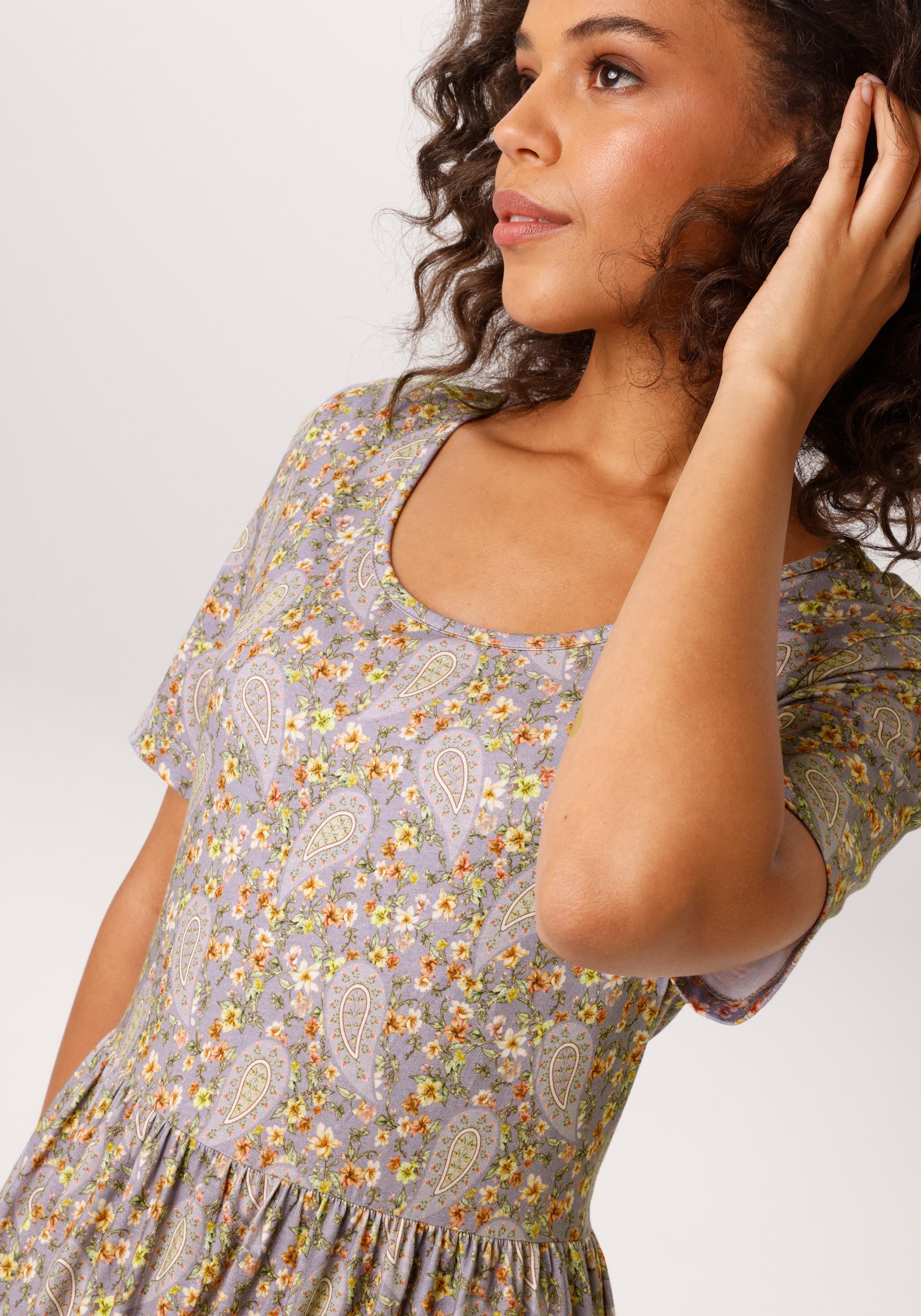 Aniston CASUAL Sommerkleid mit romantischem Blumendruck und Paisley-Muster