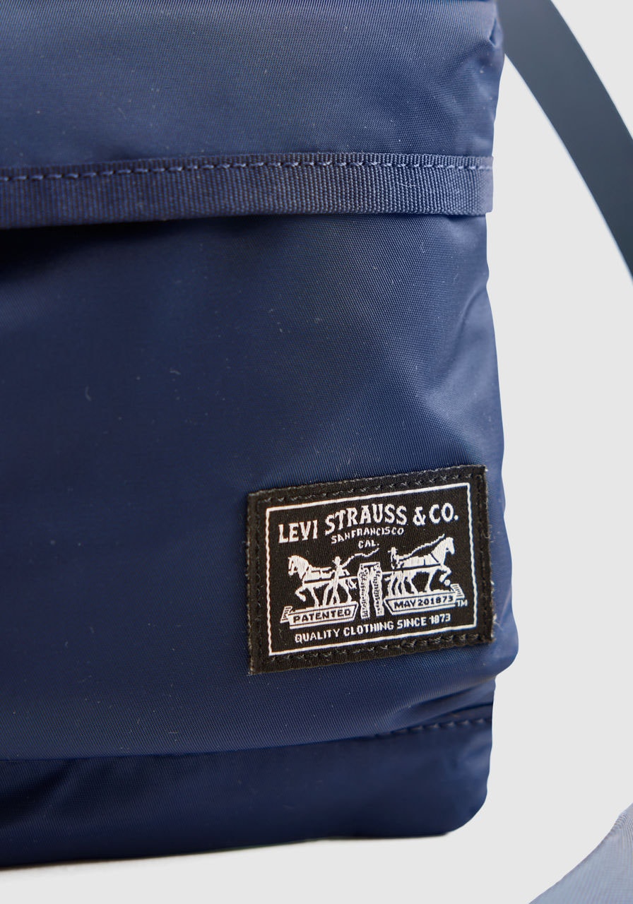 Levi's® Umhängetasche »MISSION BAY CROSSBODY POUCH« praktische Größe