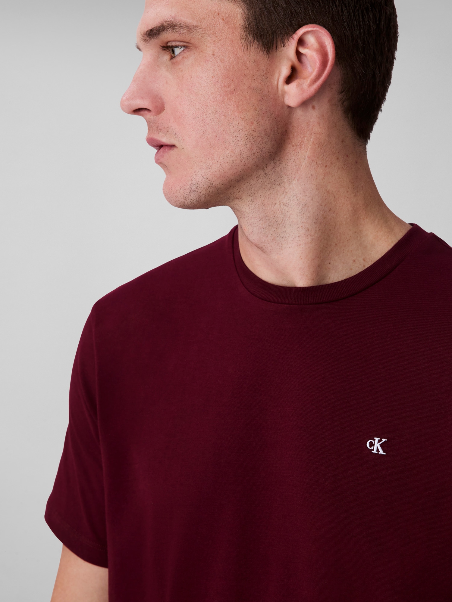 Calvin Klein Jeans T-Shirt »SS SMOOTH CTTN SOLID CREWNK TEE«, mit Logo