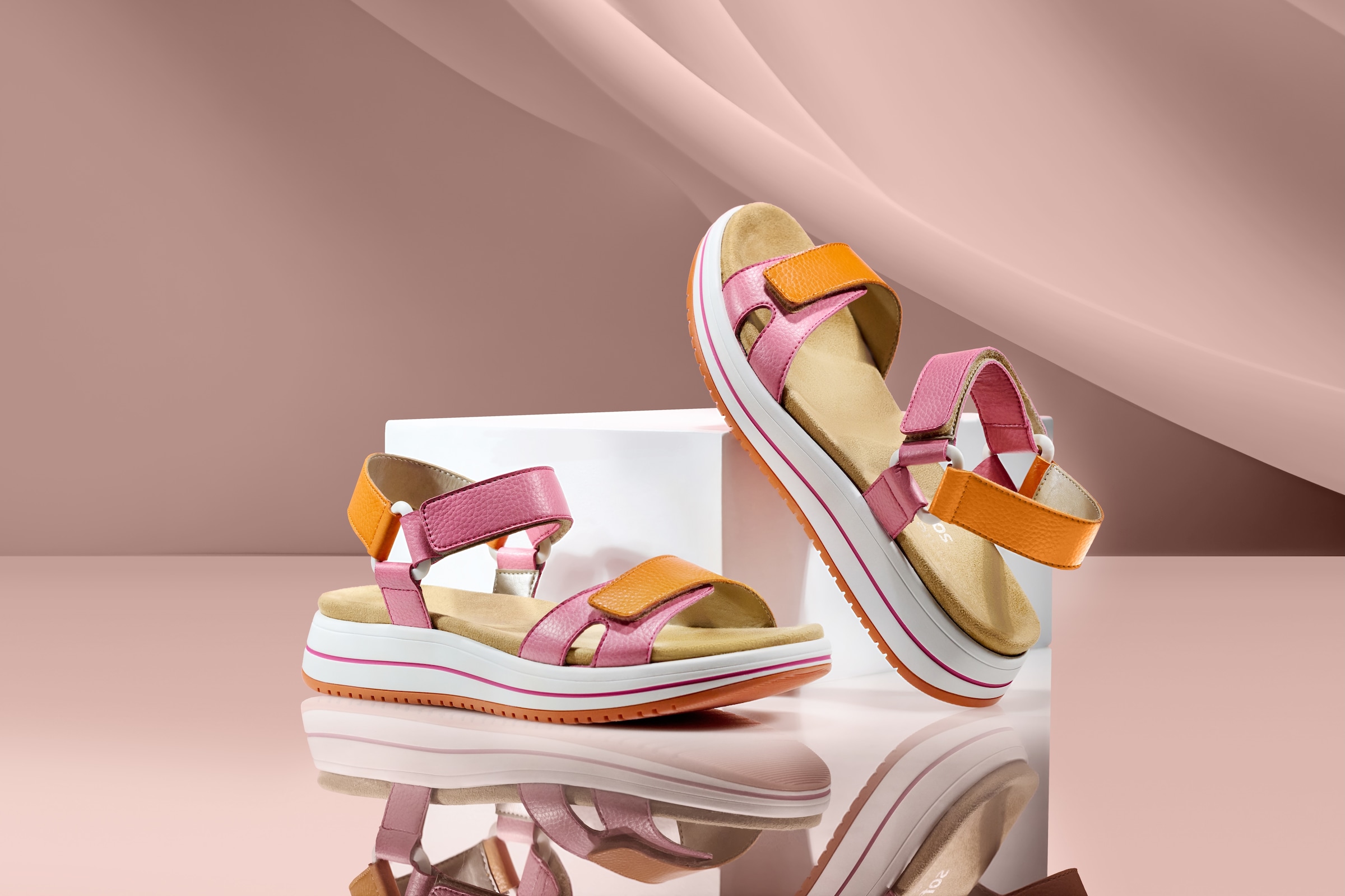 Remonte Riemchensandale »Elisabeth Hurley-Collection«, Keilabsatz, Klettschuh, Sandalette mit Plateausohle