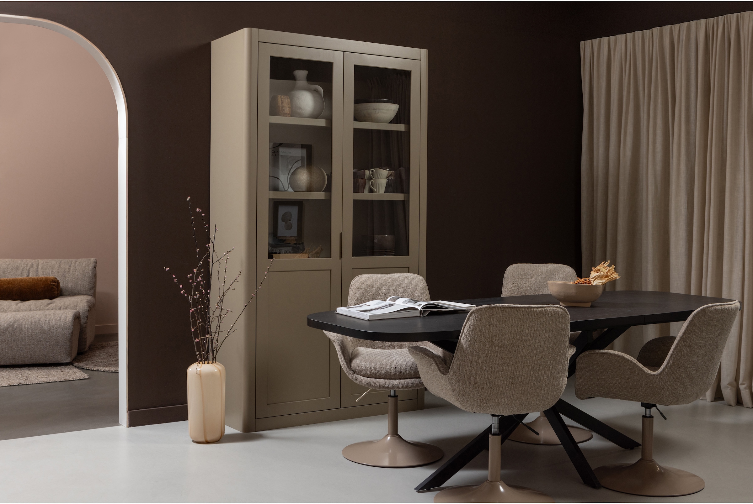 WOOOD Vitrine »GUNNAR« FSC®-zertifizierte Kiefer, bietet stilvolle Aufbewahrung auf 4 Böden