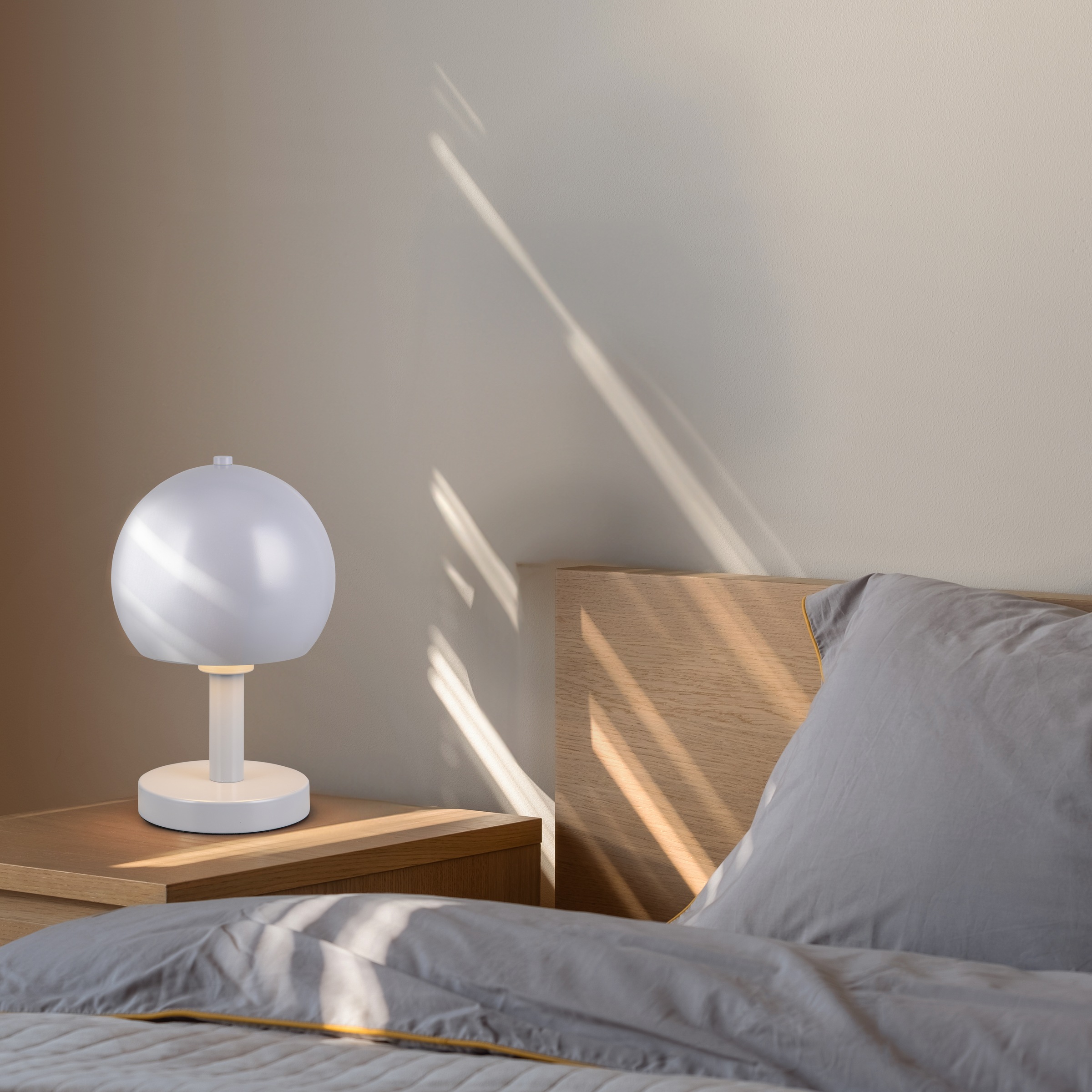 Leonique Tischlampe »Christelle, Deko Tischleuchte mit Metallschirm Ø 18cm Höhe 29cm«, 1 flammig, Leuchtmittel E27 | Leuchtmittel wechselbar, exkl 1x E27 max 10W, indirektes Licht, Lichtaustritt nur nach unten