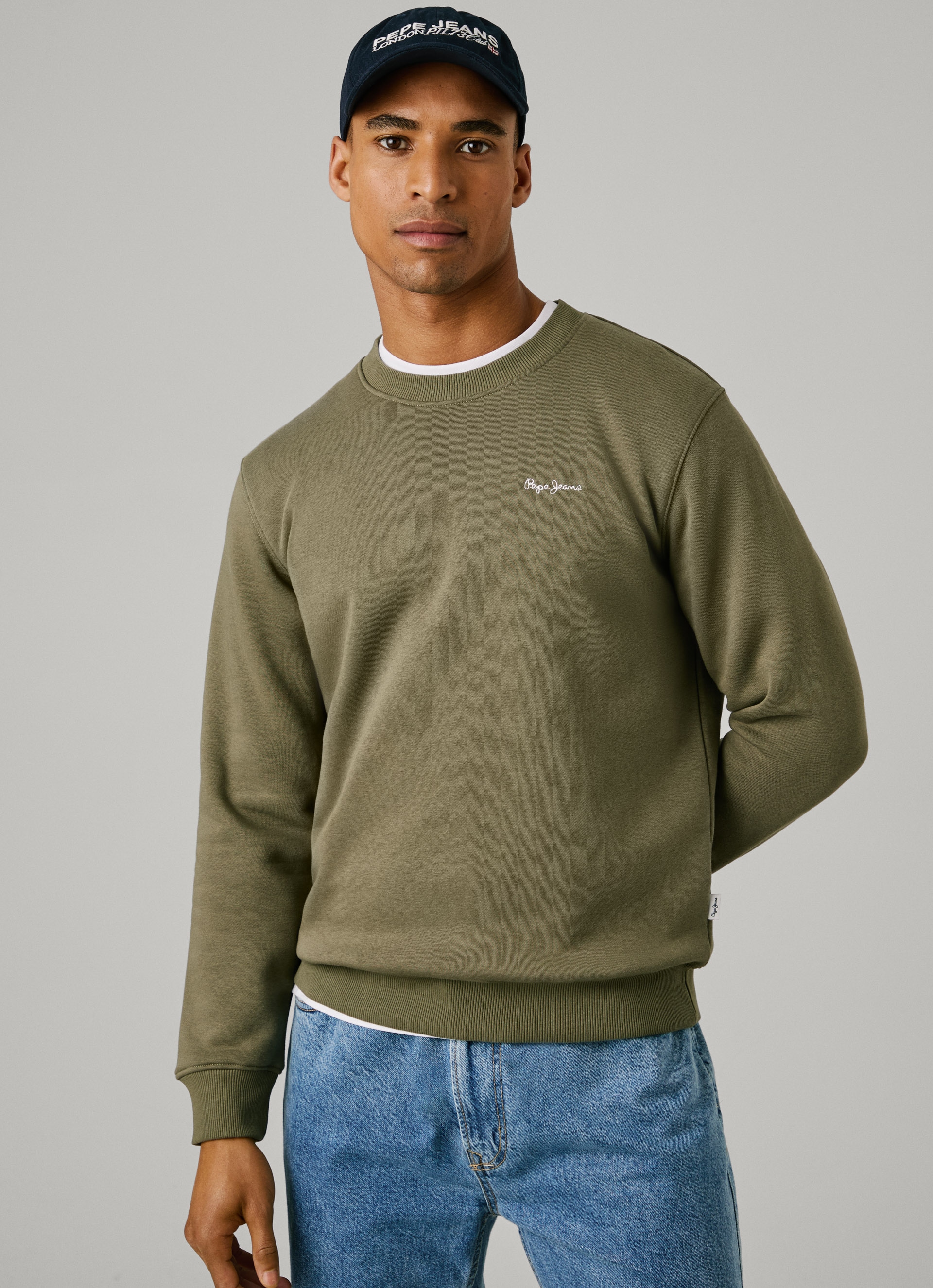 Pepe Jeans Sweatshirt »MACBETH SMALL LOGO PLAIN CREW«, mit Rundhals, Label-Stitching
