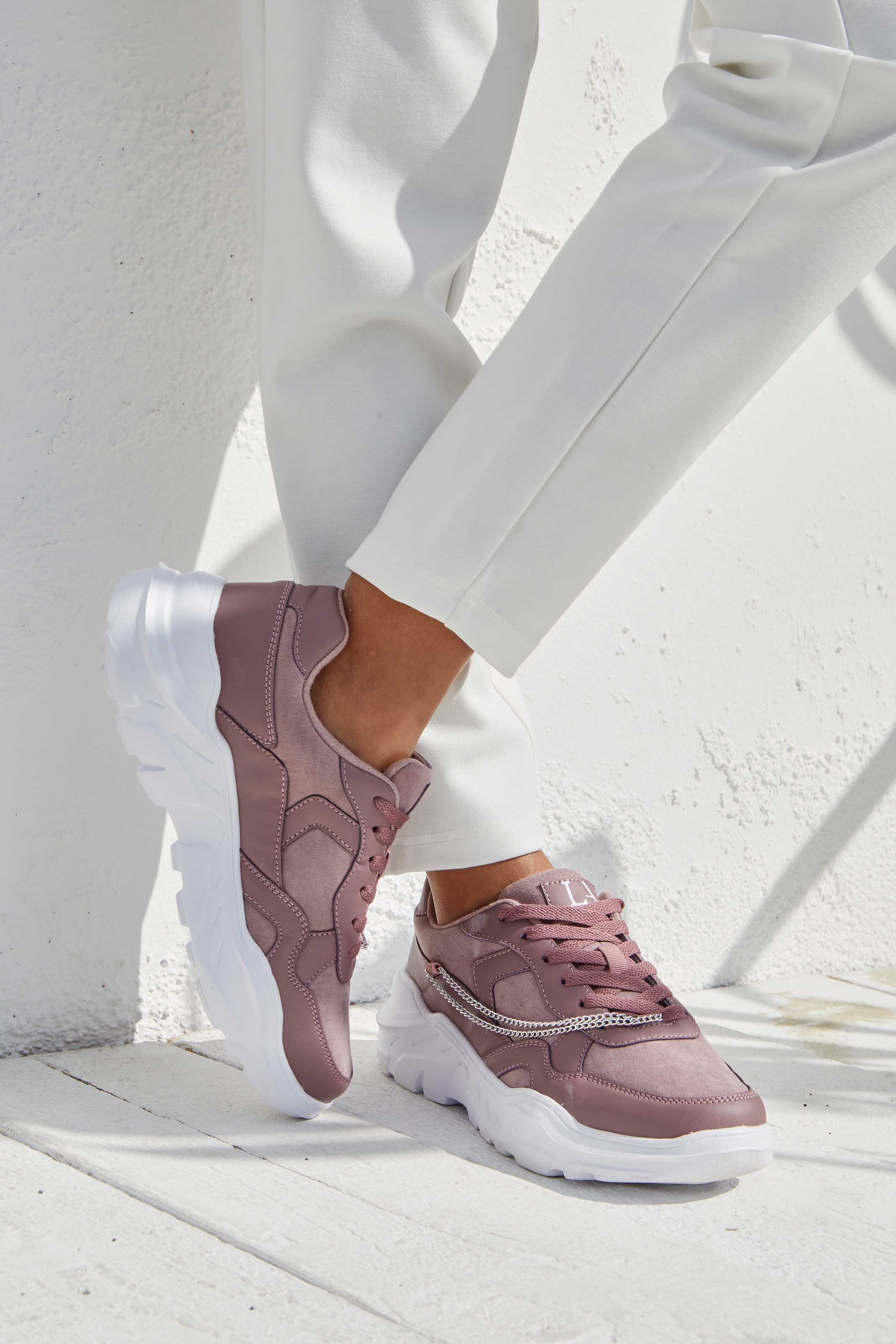 LASCANA Sneaker  mit Chunky-Sohle & Ketten, Schnürhalbschuhe, Freizeitschuhe VEGAN