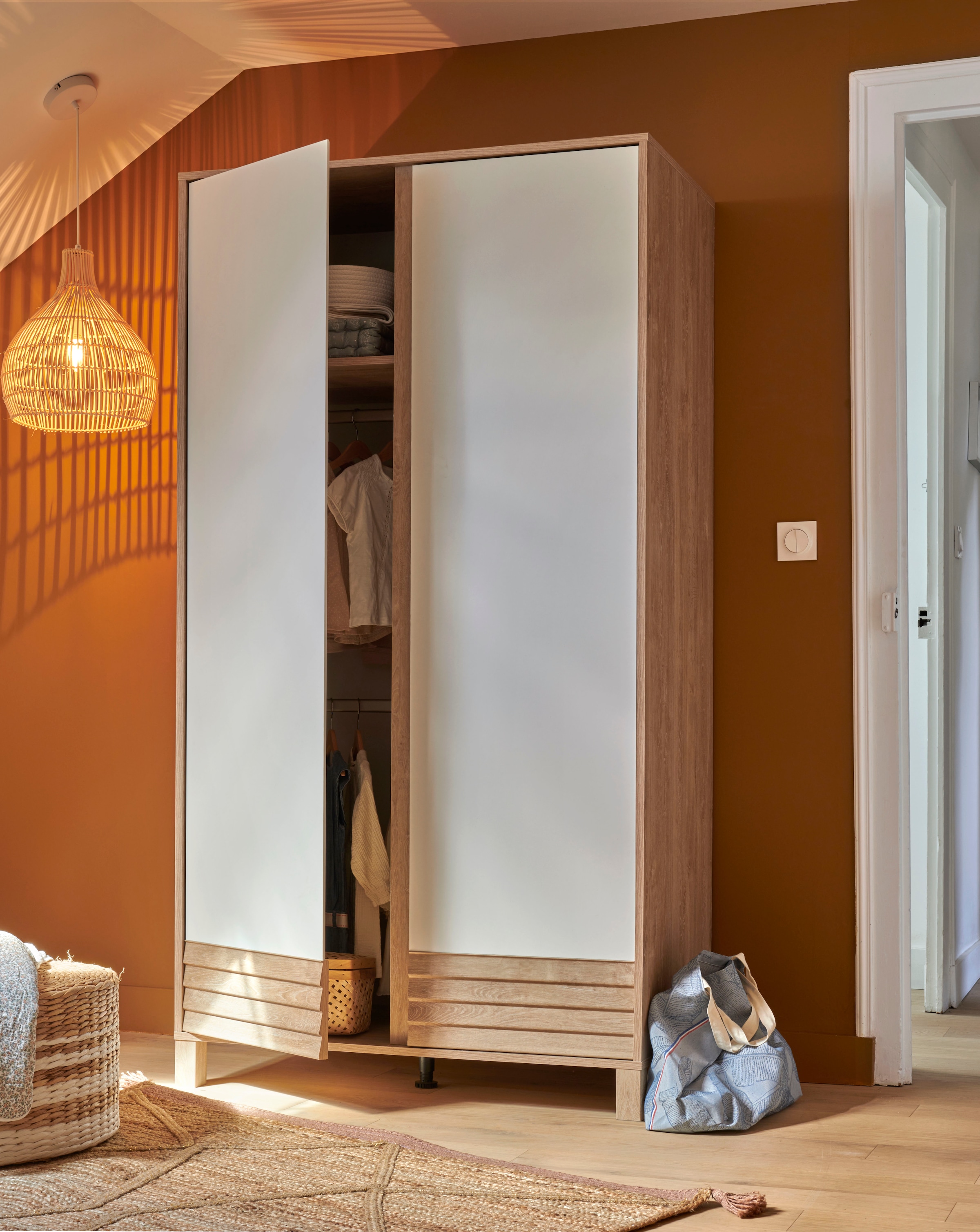 Gami Kleiderschrank »Achille Kleiderschrank mit 2 Türen« Voll ausgestatteter Kleiderschrank mit Kleiderstangen und Einlegeböden