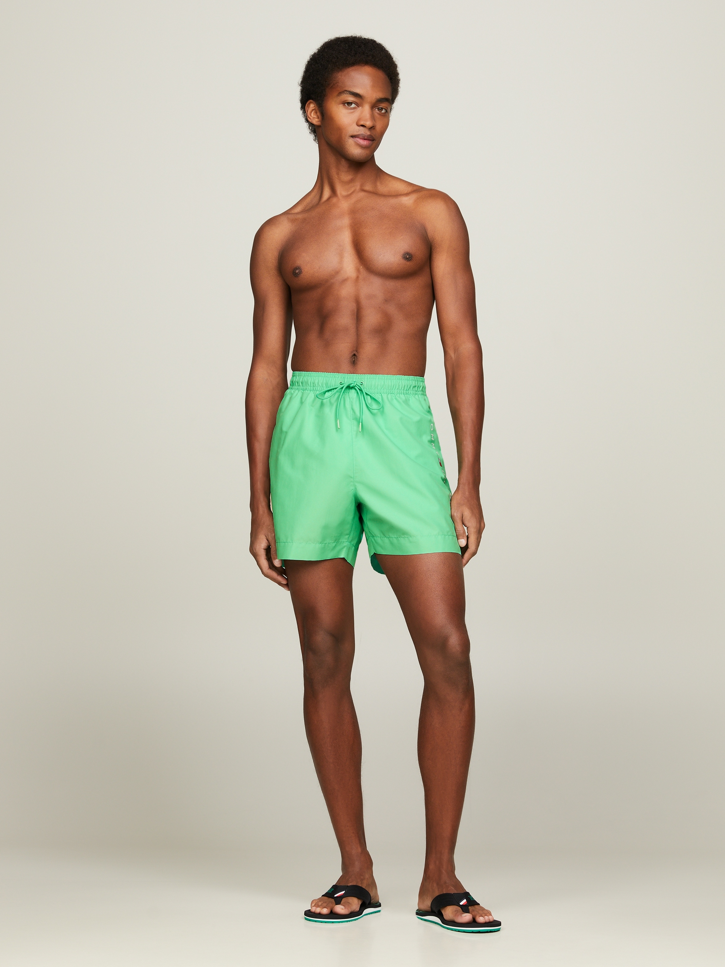 Tommy Hilfiger Swimwear Badeshorts »MEDIUM DRAWSTRING«, mit Markenlabel an der Hüfte