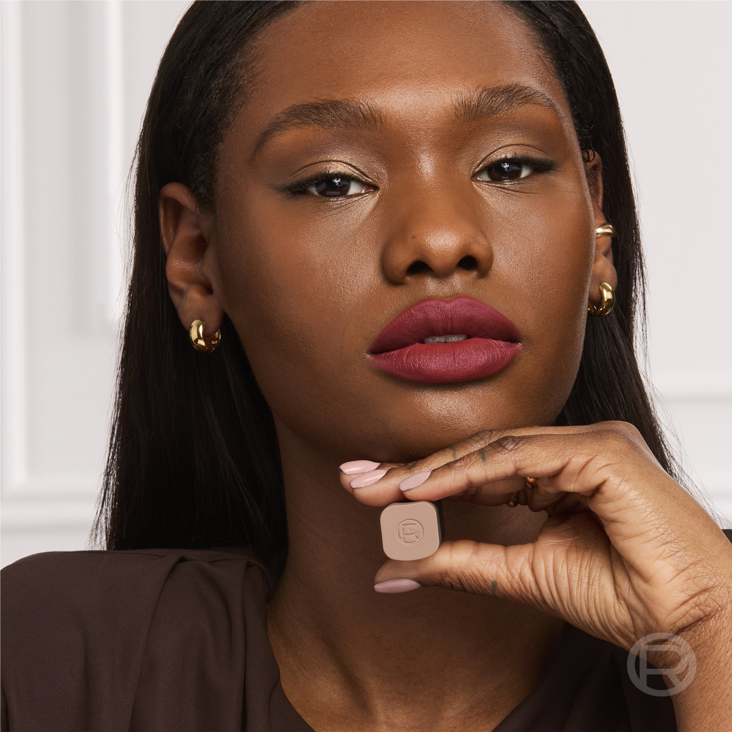 L'ORÉAL PARIS Lippenstift »COLOR RICHE BLURRED MATTE LIPPENSTIFT« seidig-mattes Finish, leuchtende Farben