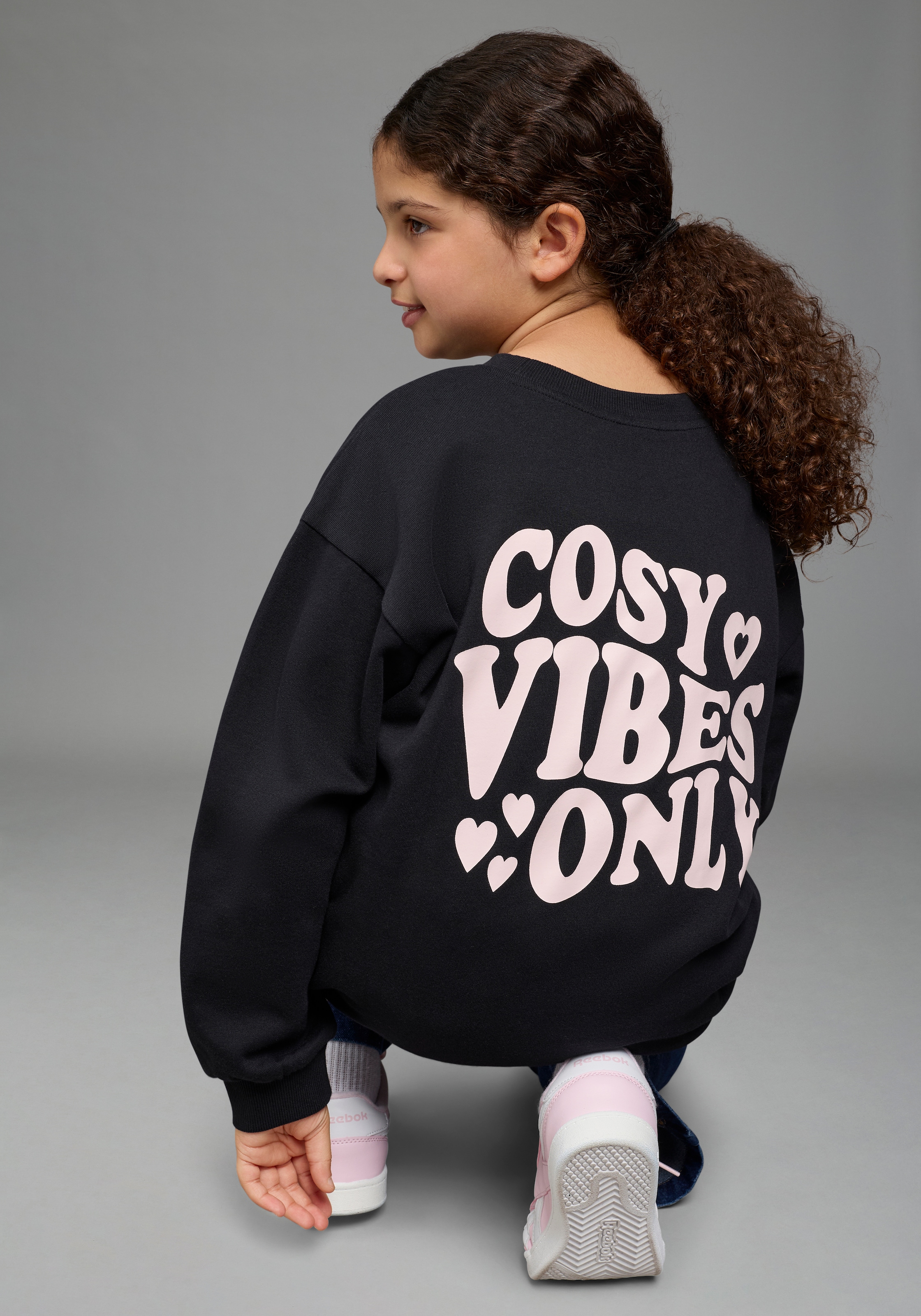 KIDSWORLD Sweatshirt »Rückenprint Sweatshirt in lockerer Form«, Weites Sweatshirt mir Front- und Rückendruck in bequemer Form
