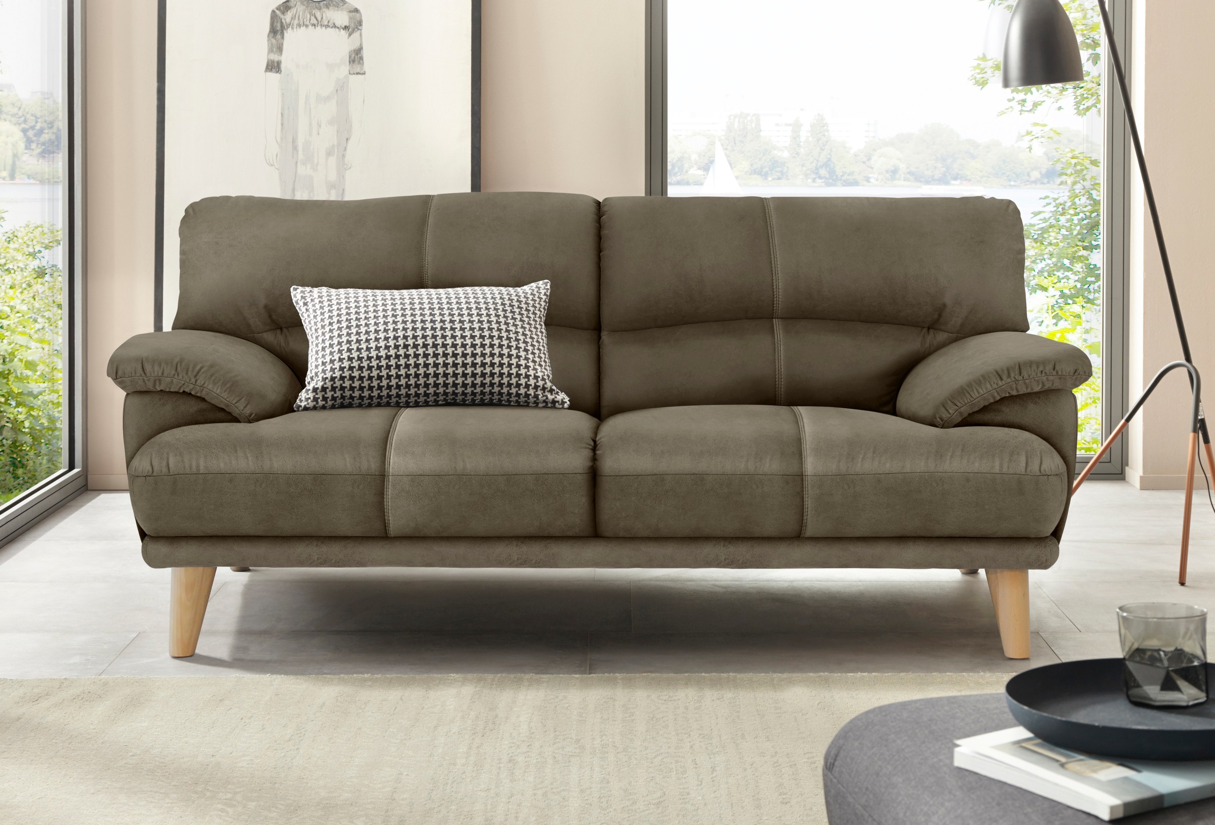 TRENDMANUFAKTUR 3-Sitzer »Cecilia, Sofa in italienischem Design«, mit tollem Sitzkomfort, extrabequeme Armlehnen, Holzfüße