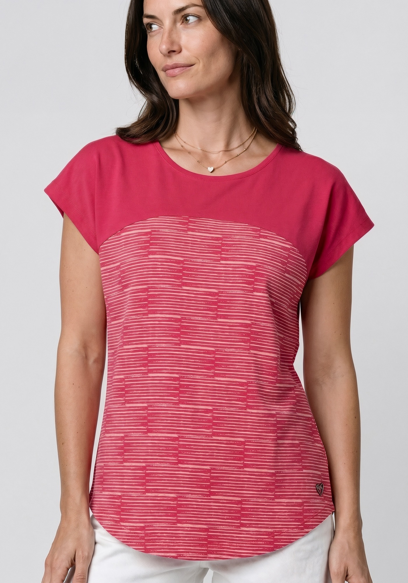 Alife & Kickin Rundhalsshirt »FridaAK B« vielseitiges Basic-Shirt mit Herzaufnäher und rundem Saum