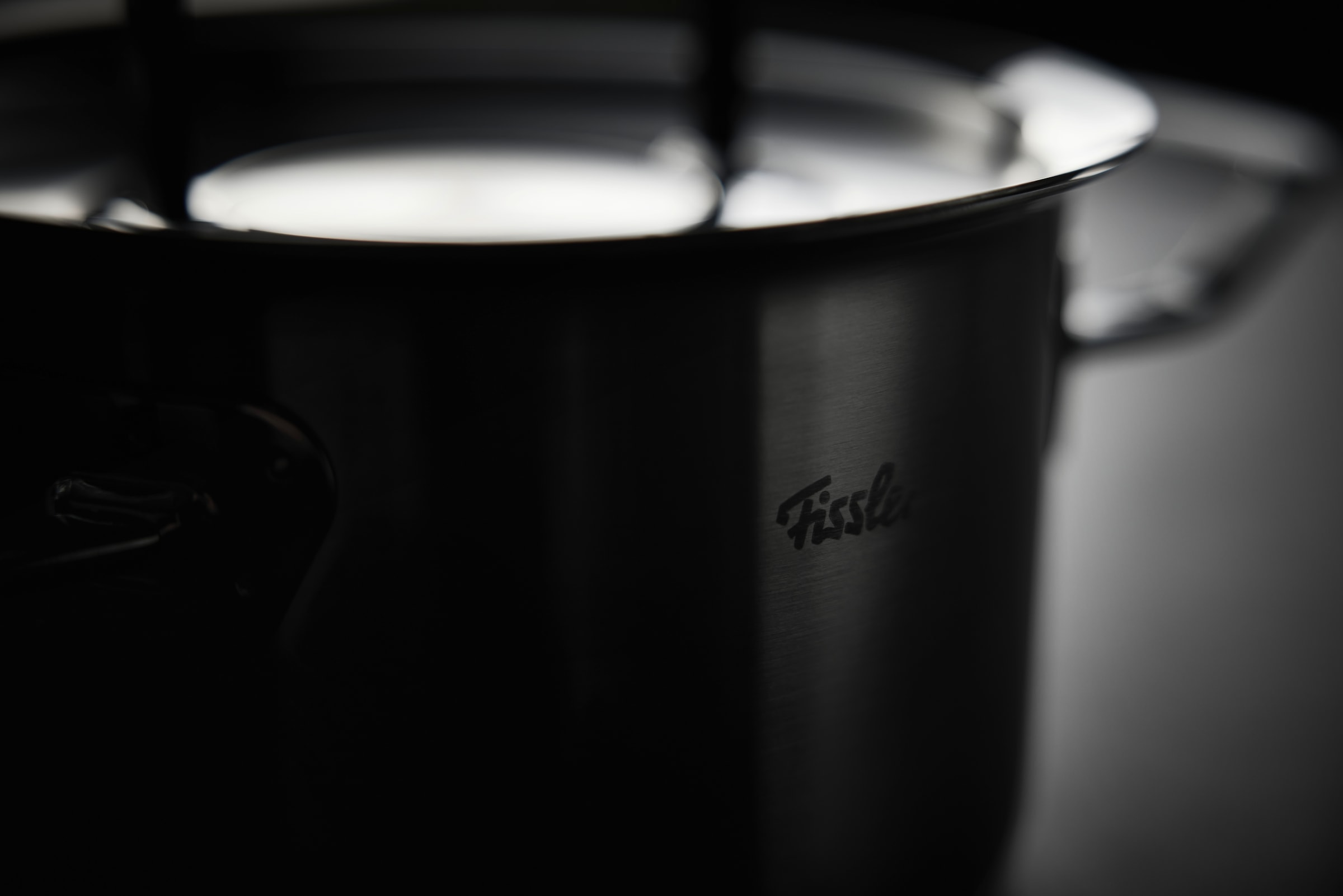 Fissler Topf-Set »Original-Profi Collection ShadowLine«, Edelstahl 18/10, (Set, 8 tlg., 3 Kochtöpfe mit Metalldeckel, 1 Servierpfanne, 1 Stielkasserolle), Auf 1.800 Stück limitiert, Echtheitszertifikat, Made in Germany