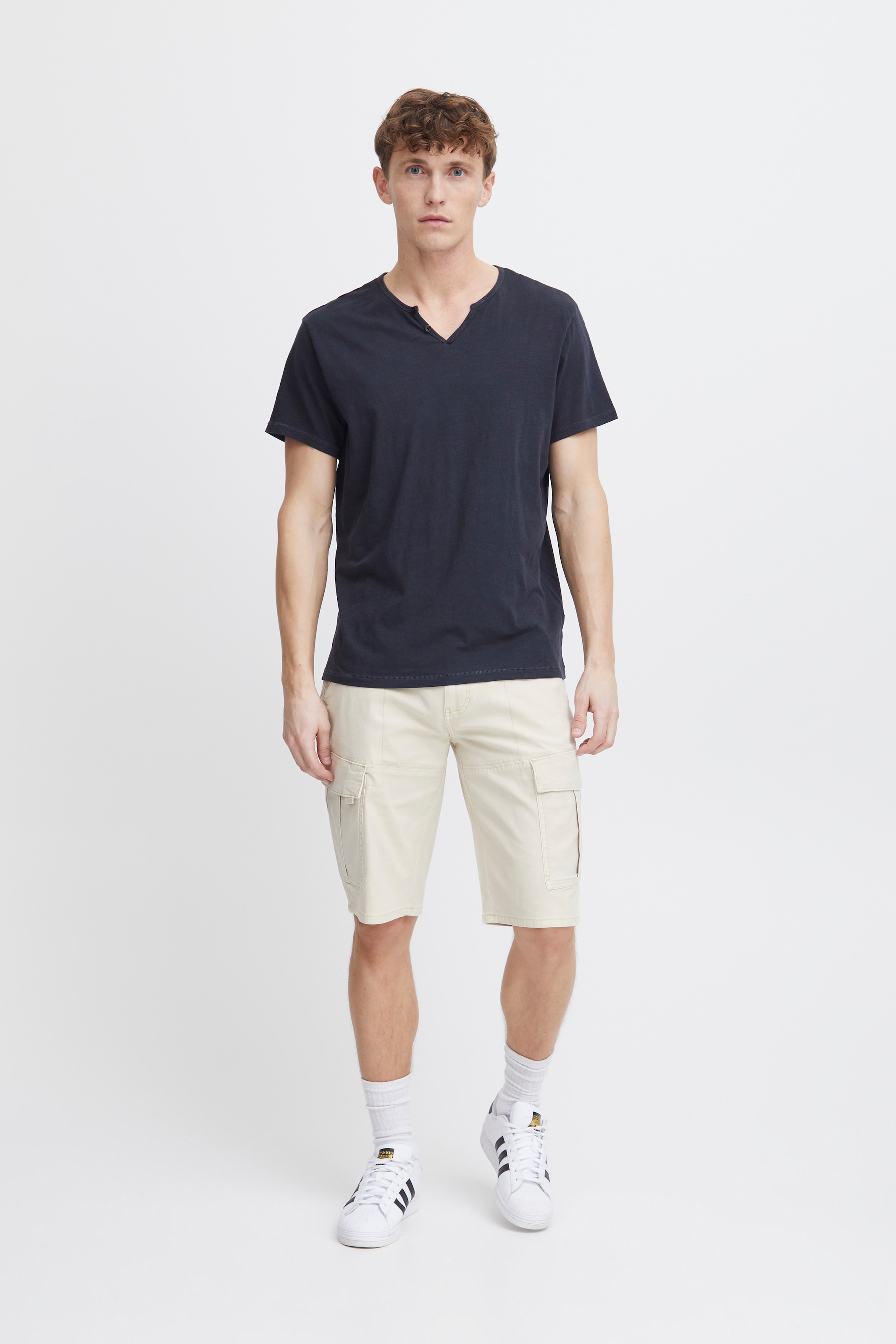 Blend T-Shirt »BHAshton split neck tee« mit Deko-Knopfdetail am Ausschnitt