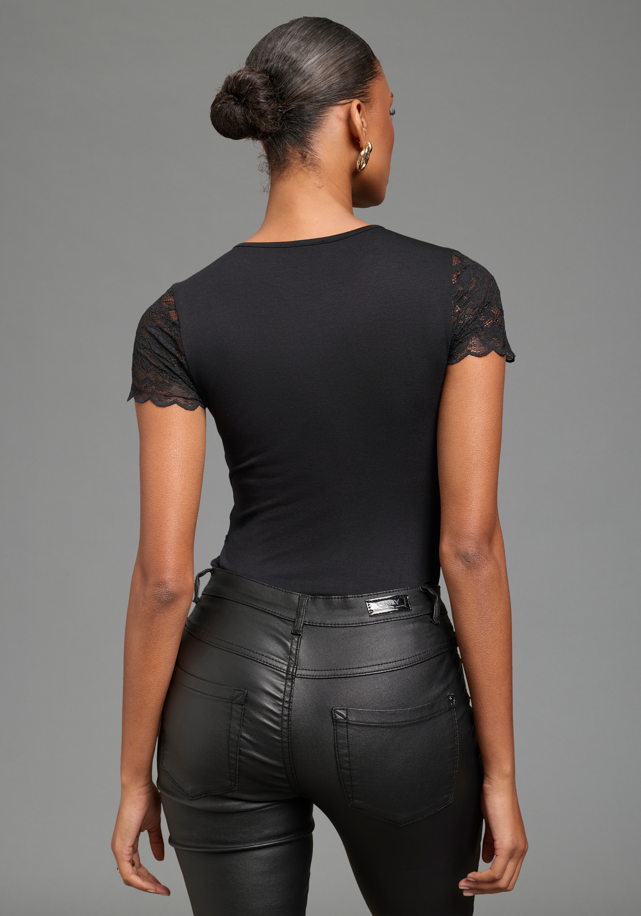 Laura Scott Body figurbetonte Passform, mit Rundhalsausschnitt
