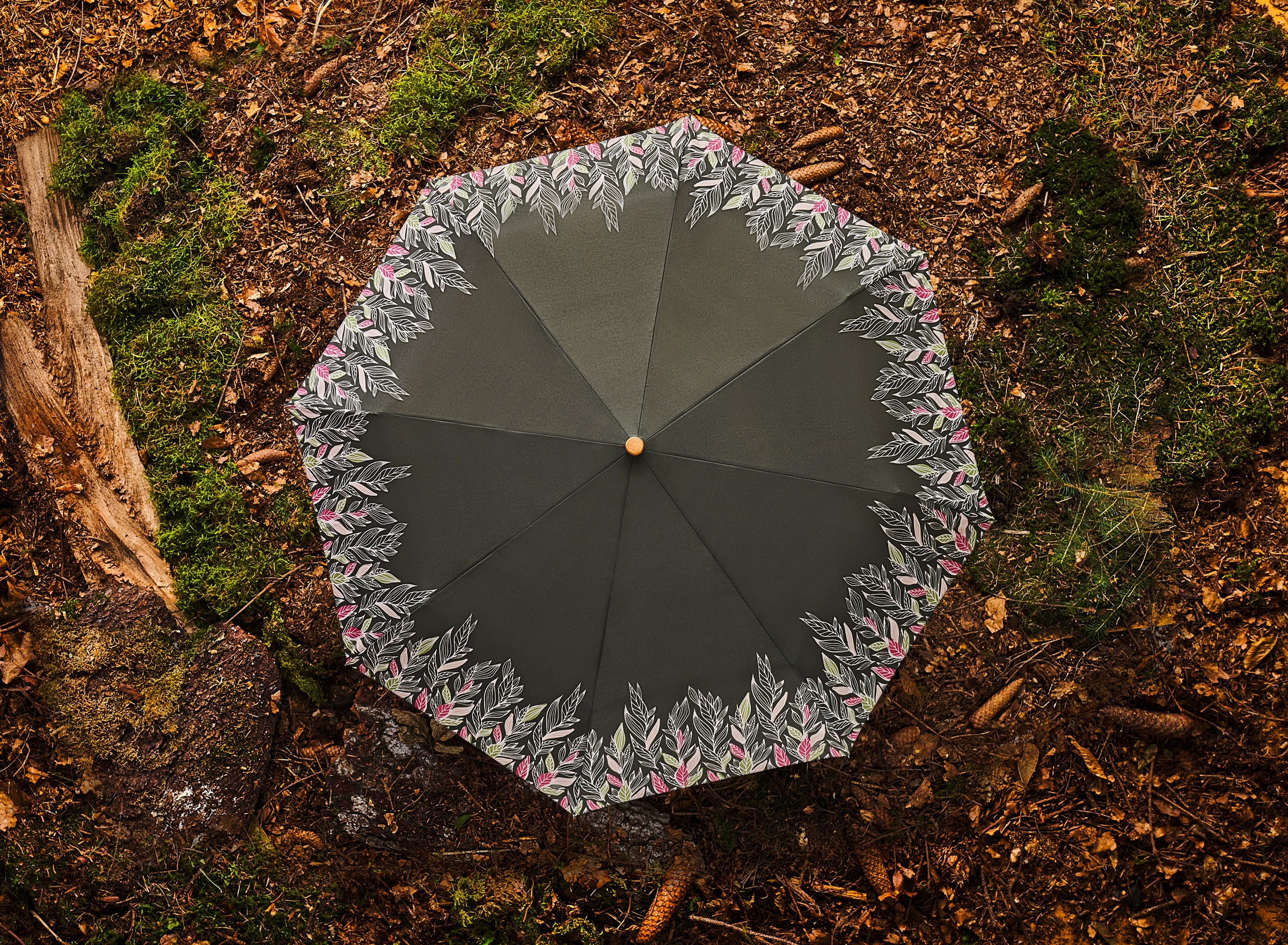 doppler® Taschenregenschirm »nature Magic, intention olive«, aus recyceltem Material mit Griff aus FSC®- schützt Wald - weltweit