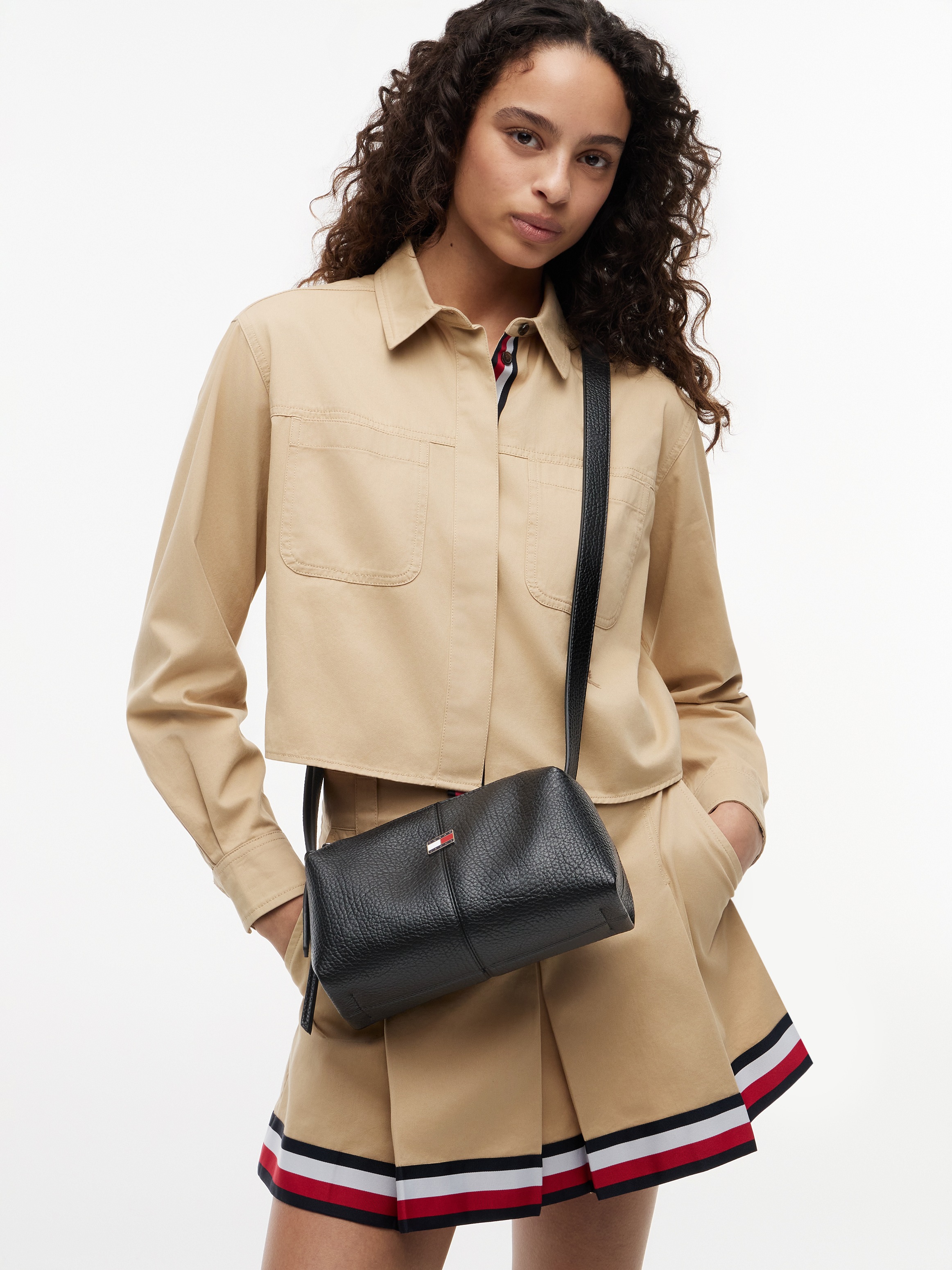 Tommy Jeans Umhängetasche »TJW SLOUCHY CITY CAMERA BAG« Unisex Schultertasche, Kamerabag mit Logoflaggen-Emblem