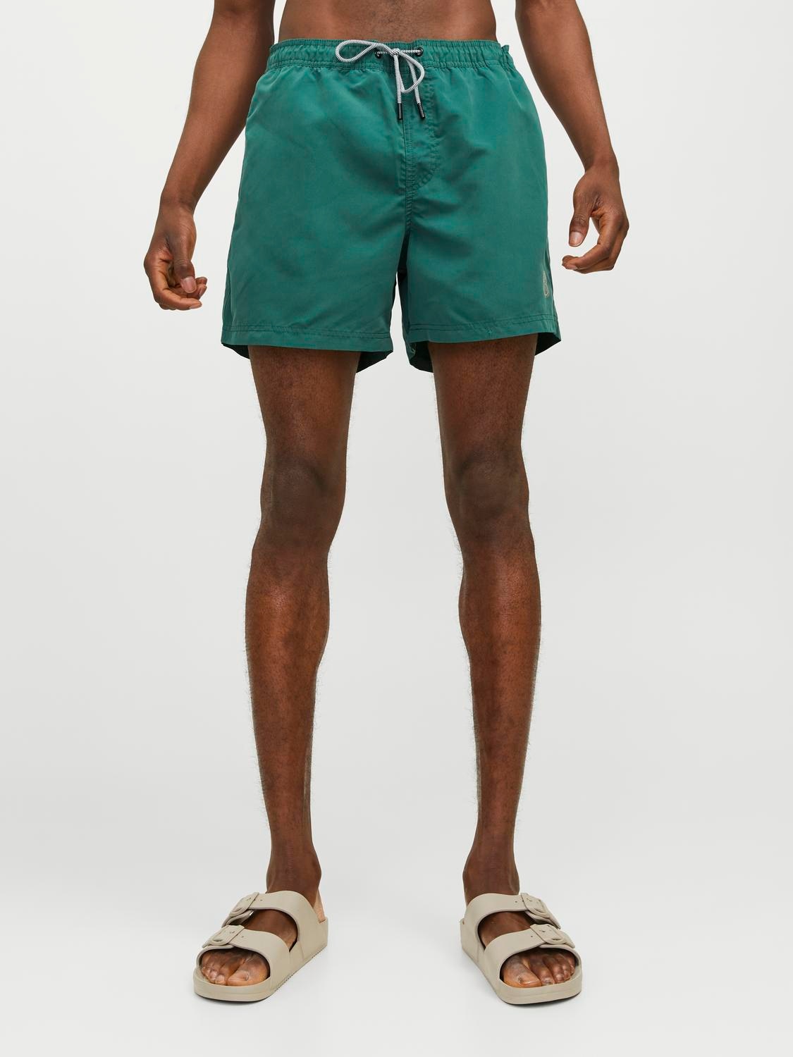 Jack & Jones Badeshorts »JPSTFIJI JJSWIM SOLID SN LY«, schmal geschnittene Schwimm-Shorts für den Strand aus recyceltem Garn