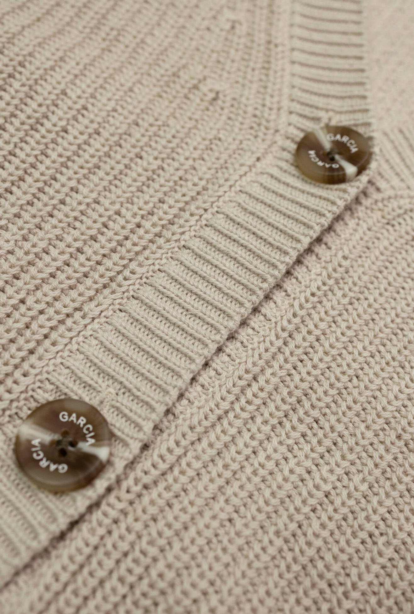 Garcia Strickjacke, in feiner Rippstruktur