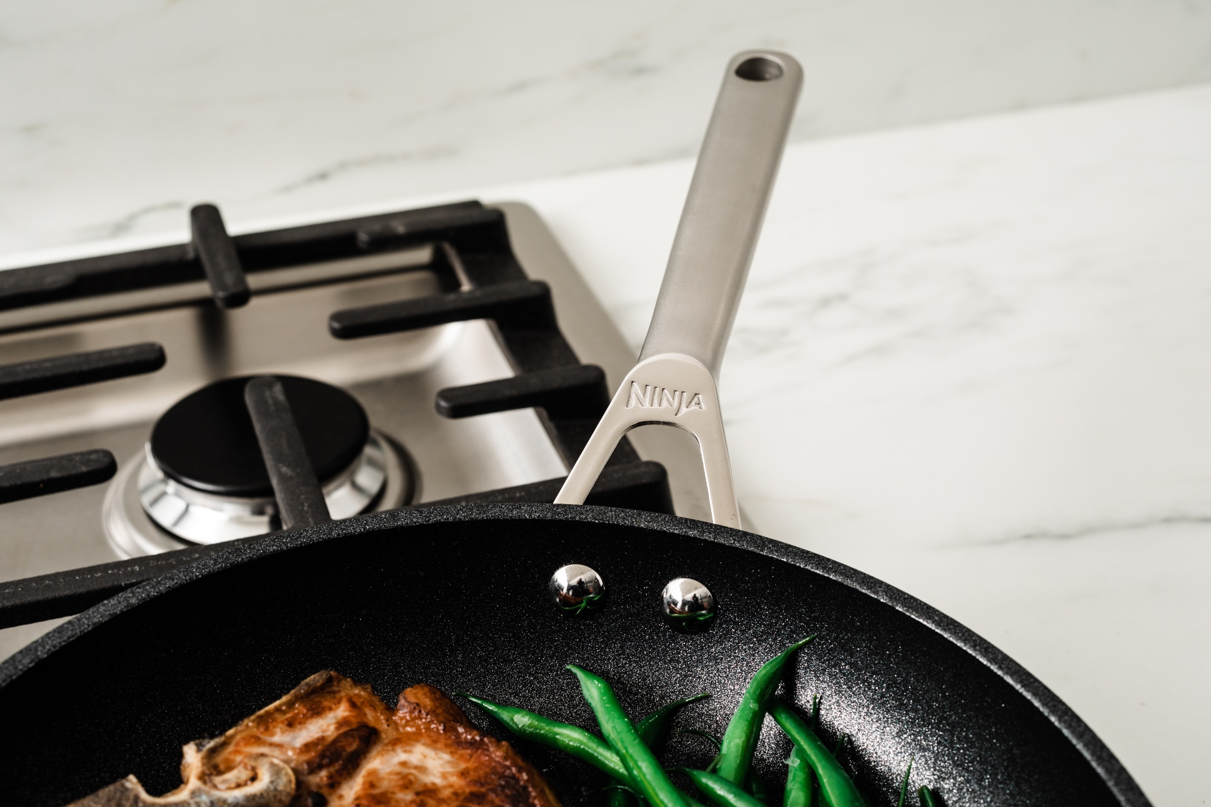 NINJA Bratpfanne »Ninja ZEROSTICK Edelstahl-Pfanne C600DE«, Edelstahl, (1 tlg.), Edelstahl mit Aluminiumbeschichtung für Braten bei hohen Temperaturen