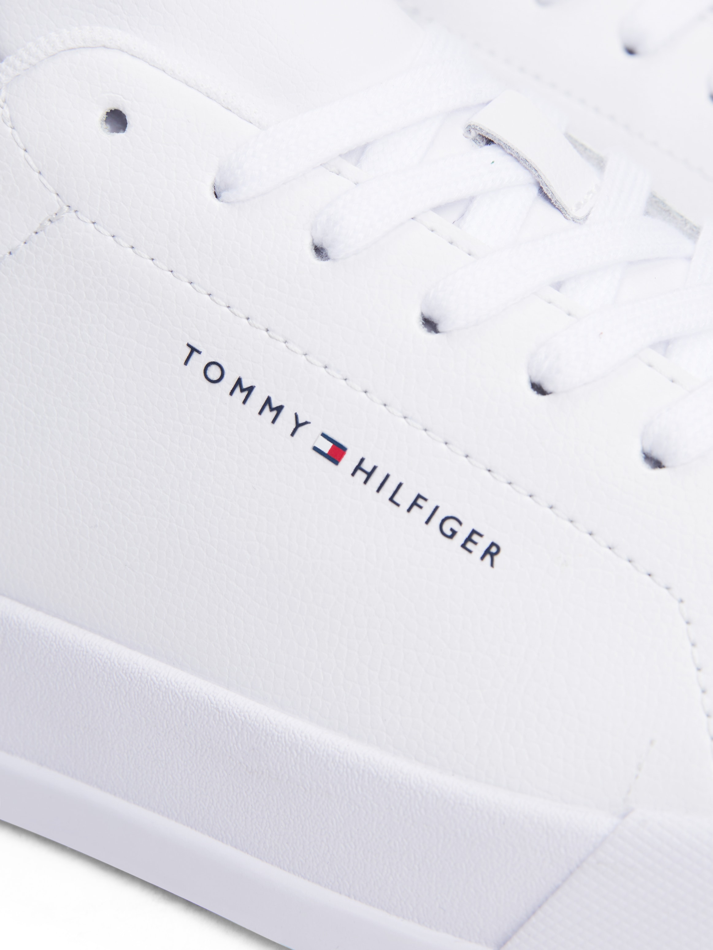 Tommy Hilfiger Sneaker »TH COURT LTH DETAIL ESS«, Freizeitschuh, Halbschuh, Schnürschuh mit seitlichem Logoschriftzug