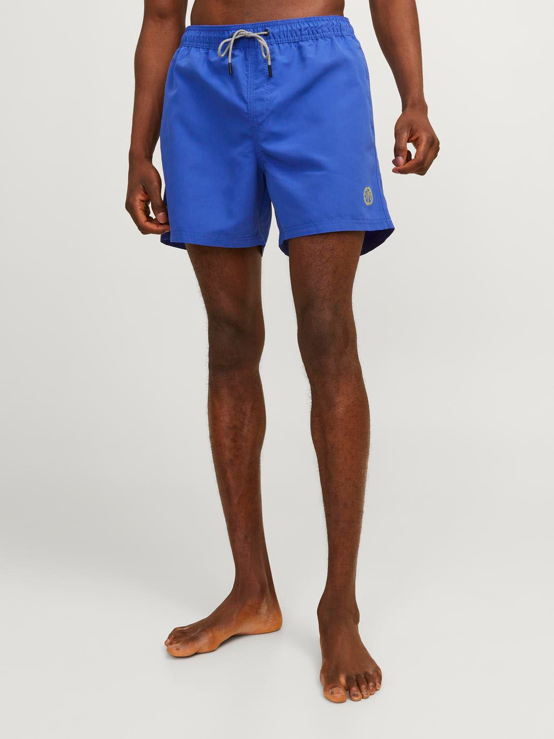 Bild von Jack & Jones Badeshorts »JPSTFIJI JJSWIM SOLID SN LY«, schmal geschnittene Schwimm-Shorts für den Strand aus recyceltem Garn