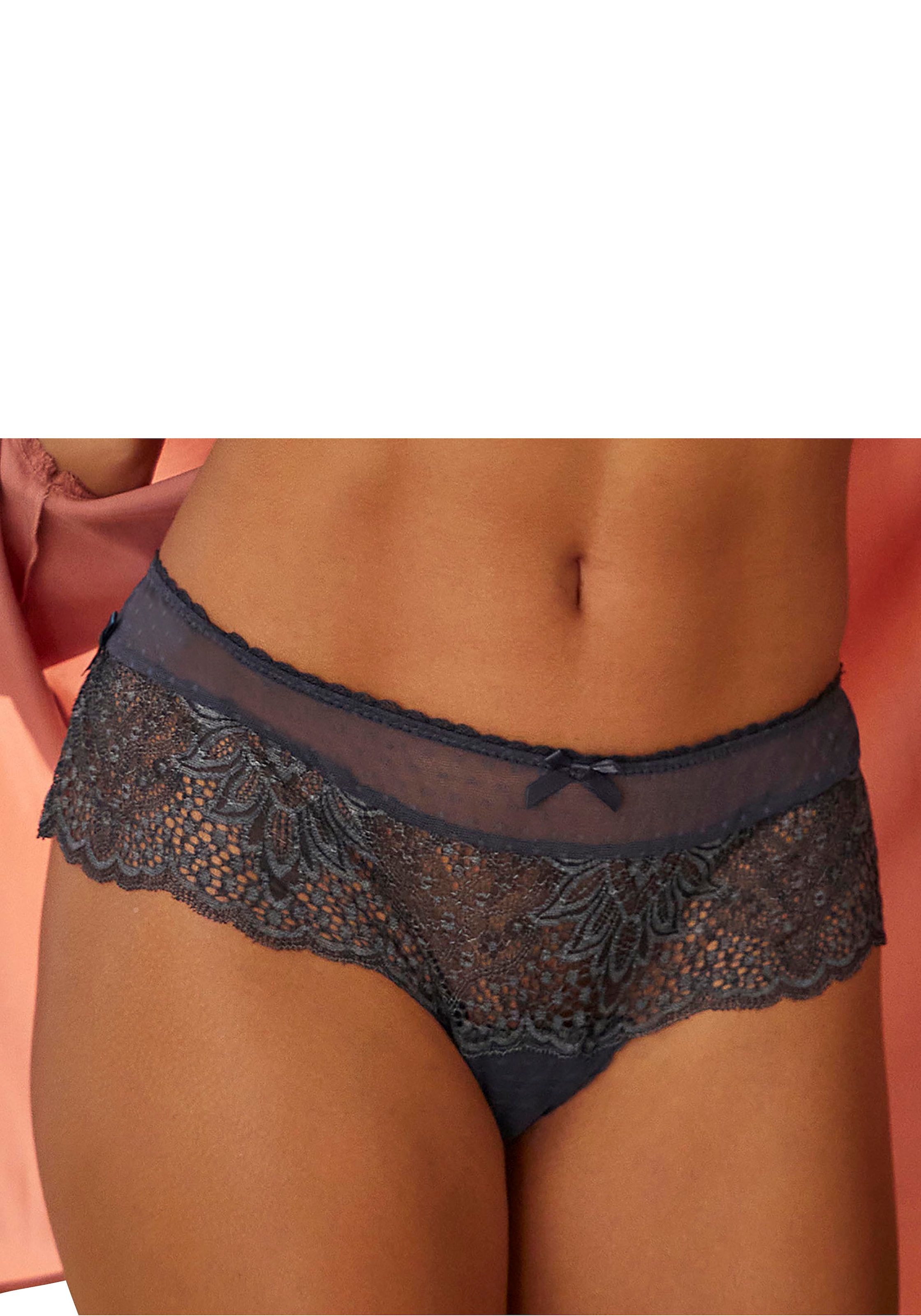 Vivance Stringpanty, aus extravaganter Spitze mit seitlichen Schlitzen