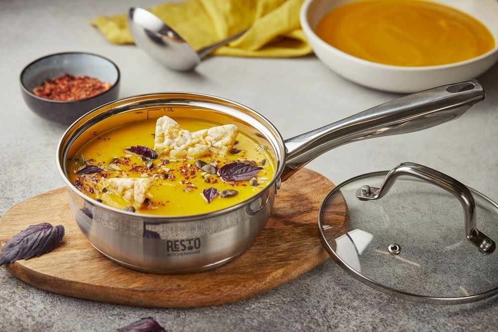 RESTO Kitchenware Kasserolle »Libra, Soßentopf 1,4 l, energiesparend und spülmaschinenfest«, Edelstahl 18/10, (2 tlg.), mit hitzebeständigem Glasdeckel und Griff