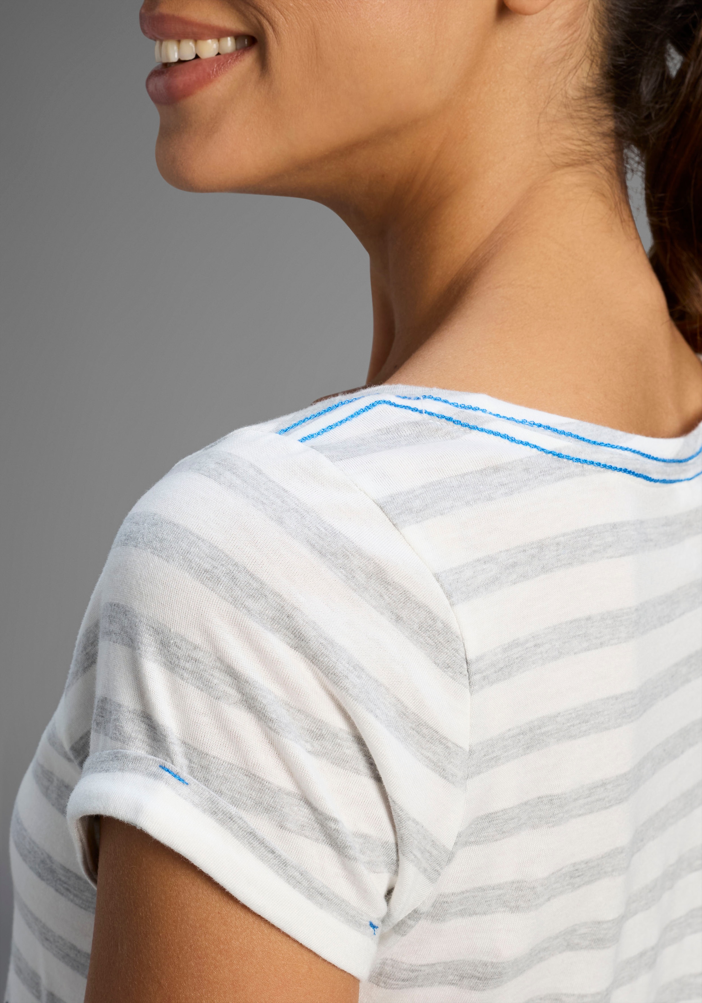 KangaROOS Print-Shirt Kurzarm,  figurbetonter Schnitt,  mit Metallic-Print