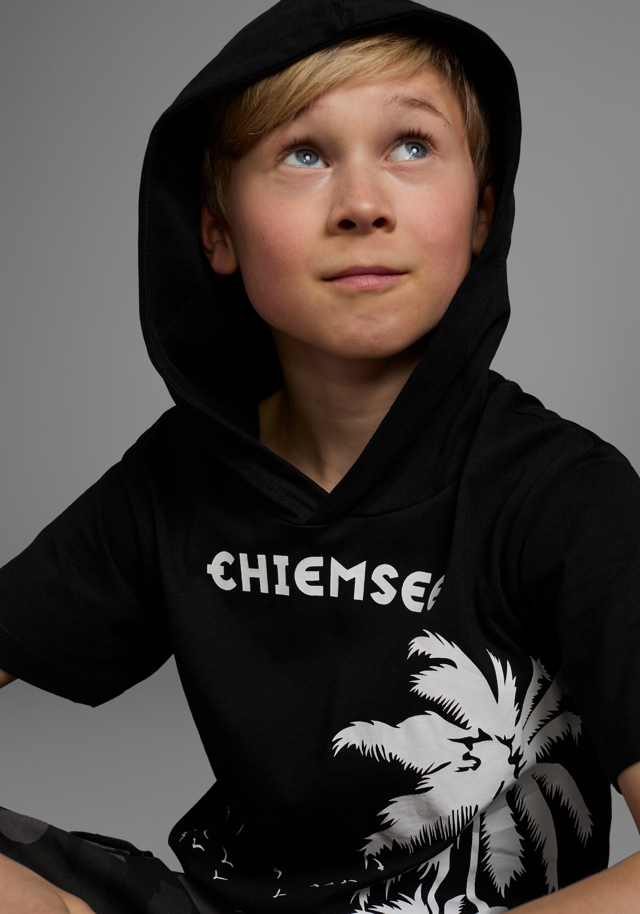 Chiemsee T-Shirt »mit Palmendruck«, kurzärmelig, bedruckt, mit Kapuze, aus Baumwolle, aus Jersey-Stoff