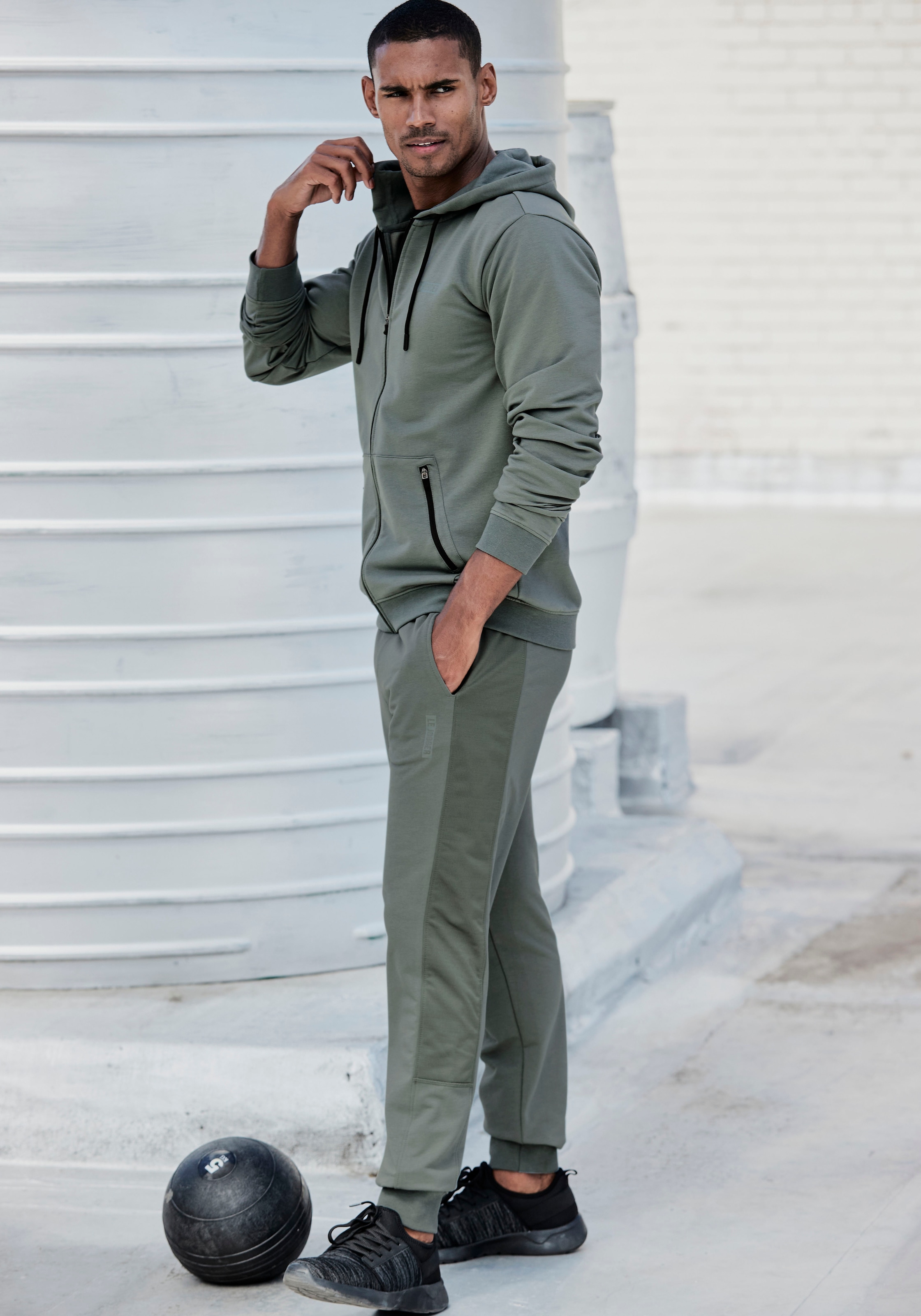 le jogger® Sweatpants  mit farblichen Einsatz und Reißverschlusstaschen