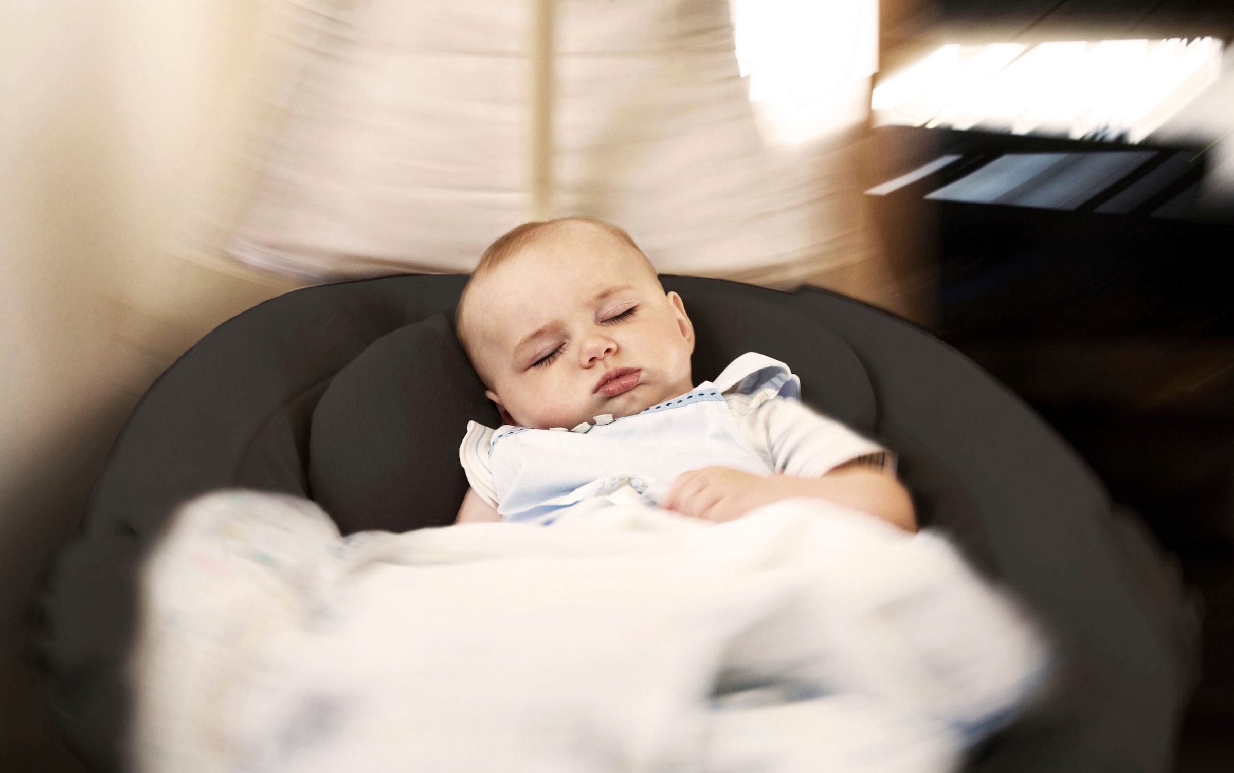 BabyGo Hochstuhl »Family Homey Set, schwarz/hellgrau«, mit elektrischer Babywippe inkl. Spielbogen