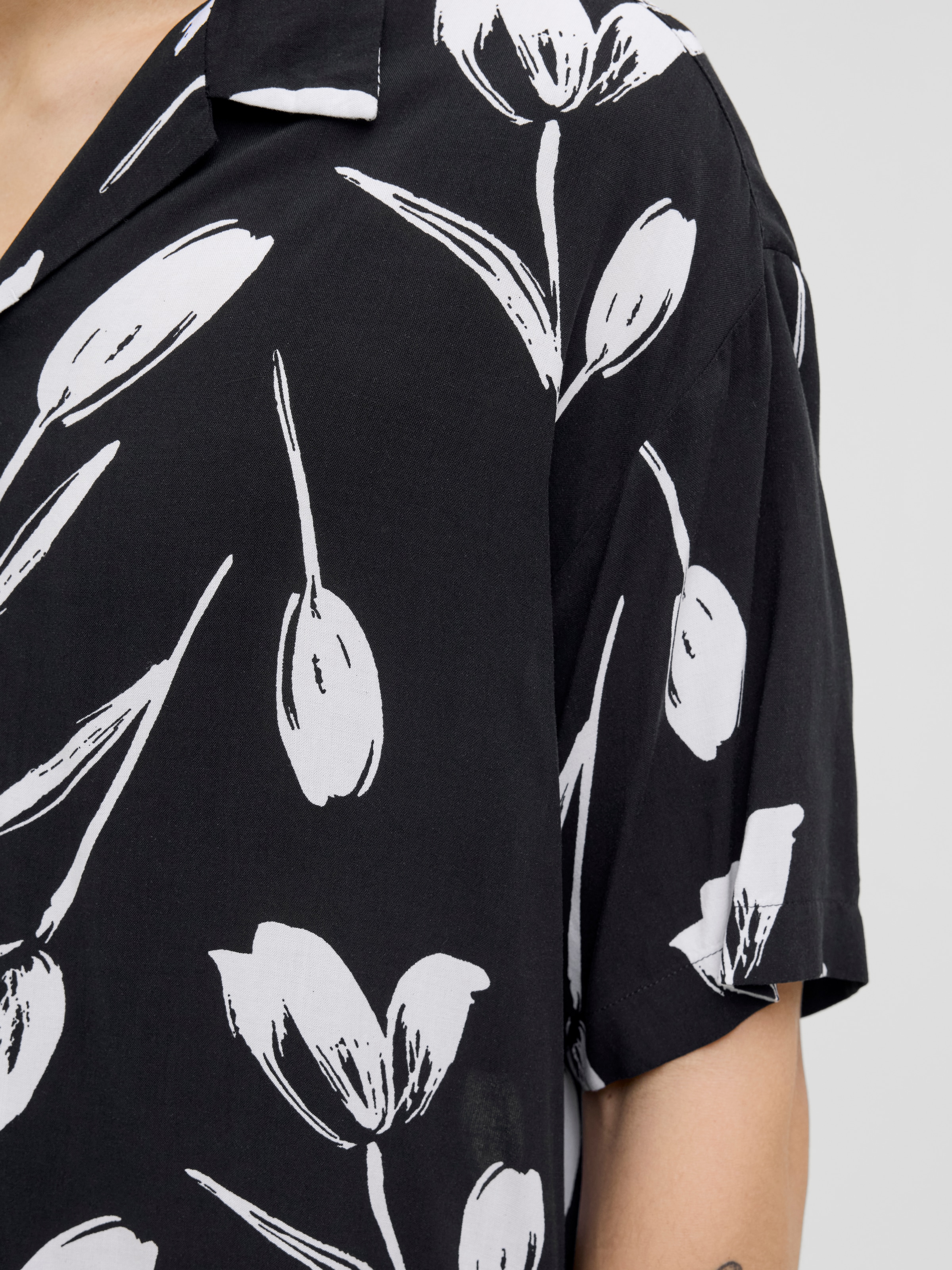 Jack & Jones Kurzarmhemd »JJEJEFF CHARGE RESORT SHIRT SS SN« mit All-Over Print