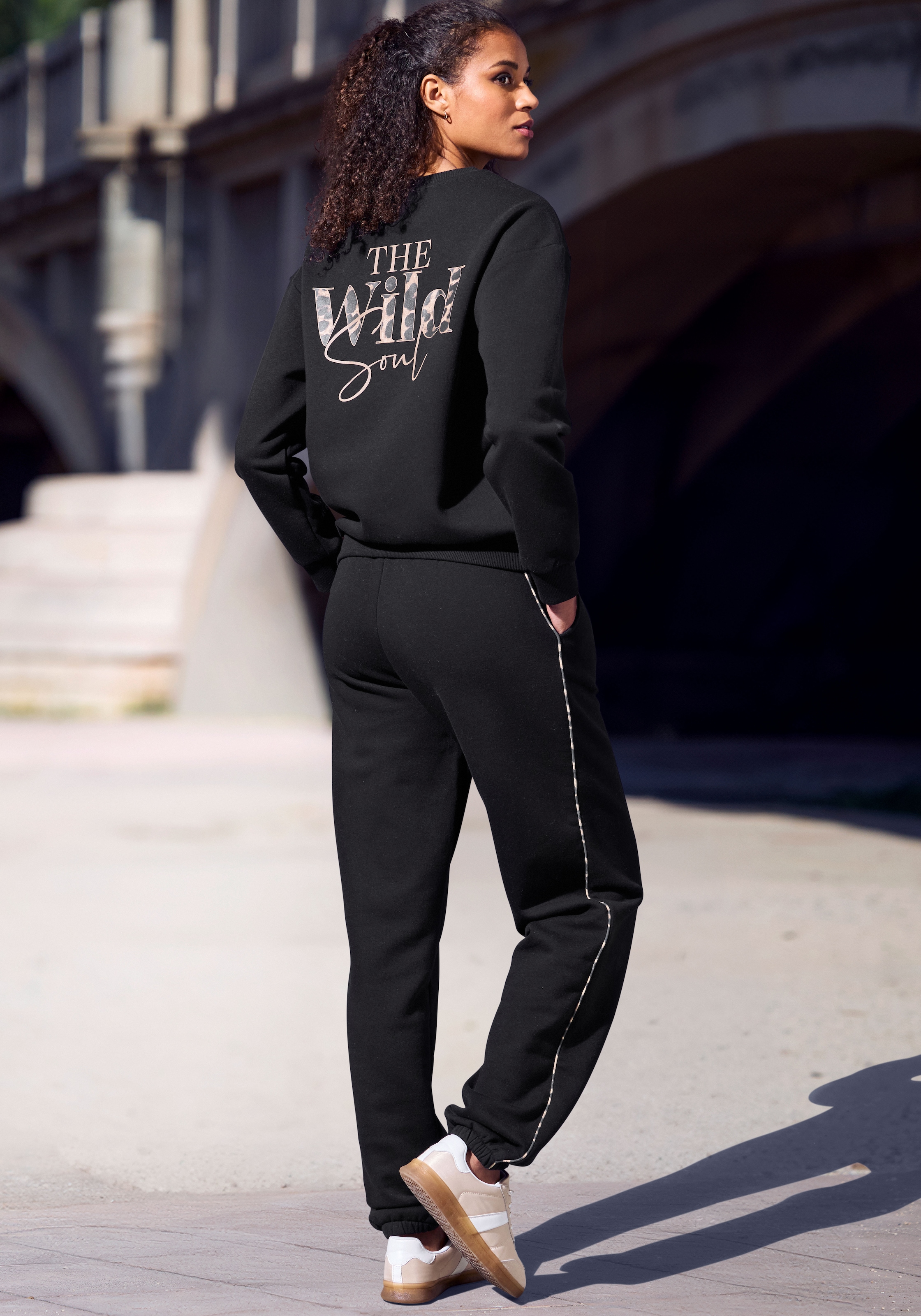 Buffalo Sweathose »Loungehose«  mit seitlichen Piping in Leo-Optik, Home- und Loungewear