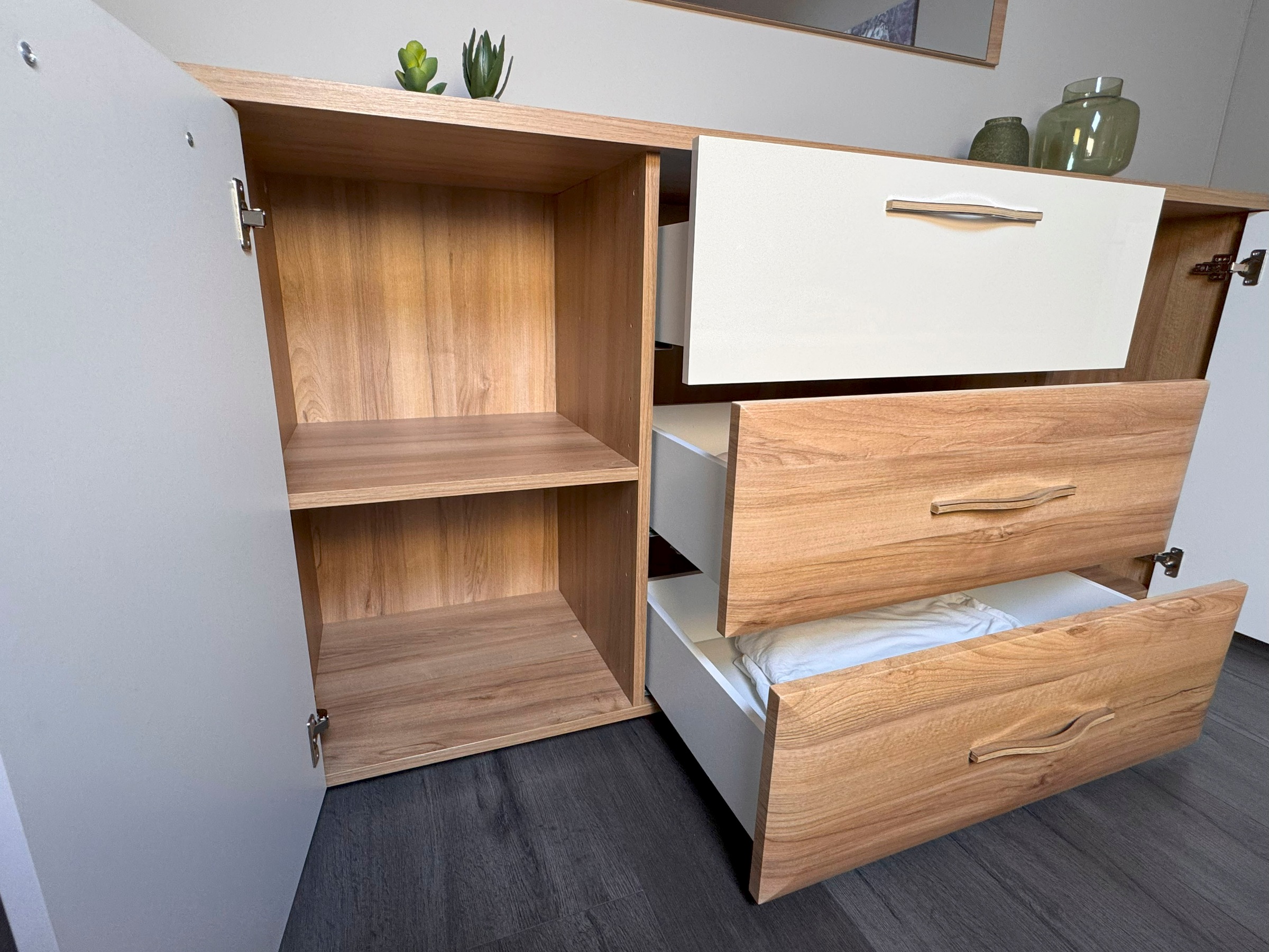 Home affaire Kommode »Gala, melaminbeschichtet und beige hochglänzend UV lackiert«, (Soft-Close Funktion, Maße: B/T/H 170/46/83cm), 2trg., mit 4 Schubladen, klassische Rahmenoptik, FSC-zertifiziert