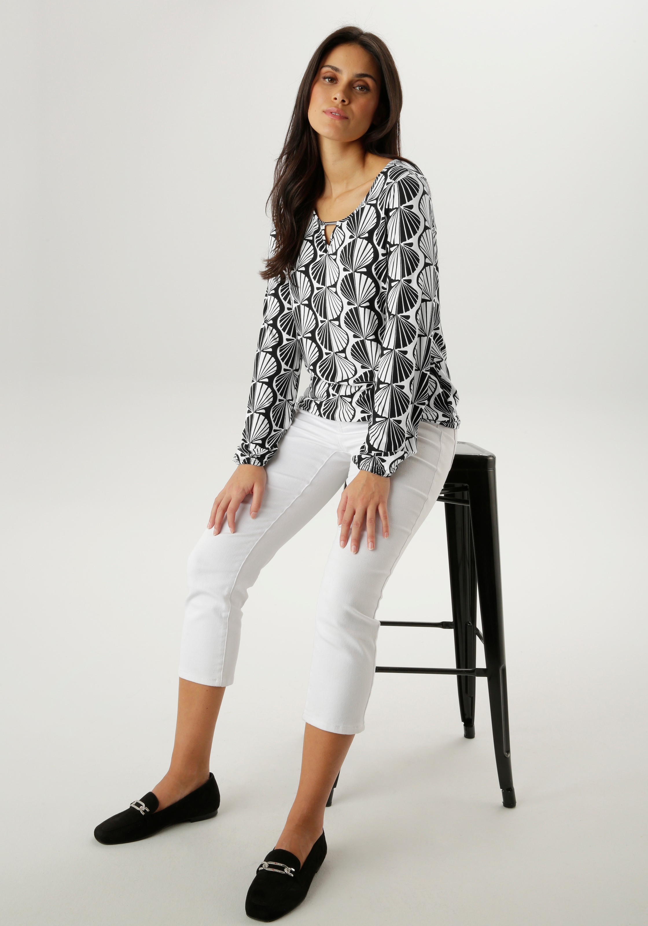 Aniston SELECTED Langarmshirt mit Cut-out und trendigen Grafikdruck - NEUE KOLLEKTION