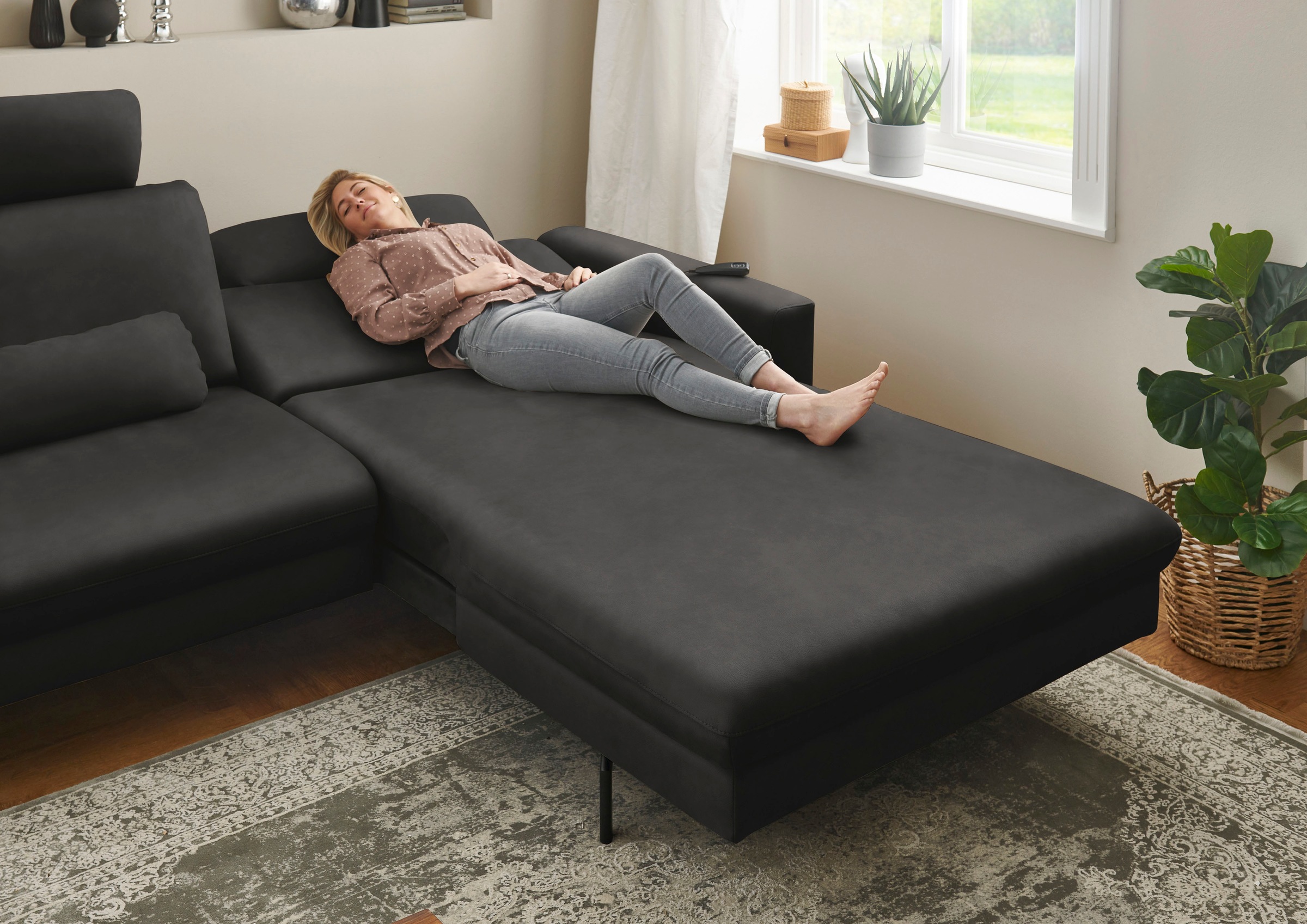 Die PlanBar Ecksofa »PN-EM20028 L-Form mit Kopfstützen«, wahlweise mit motorischem Canape