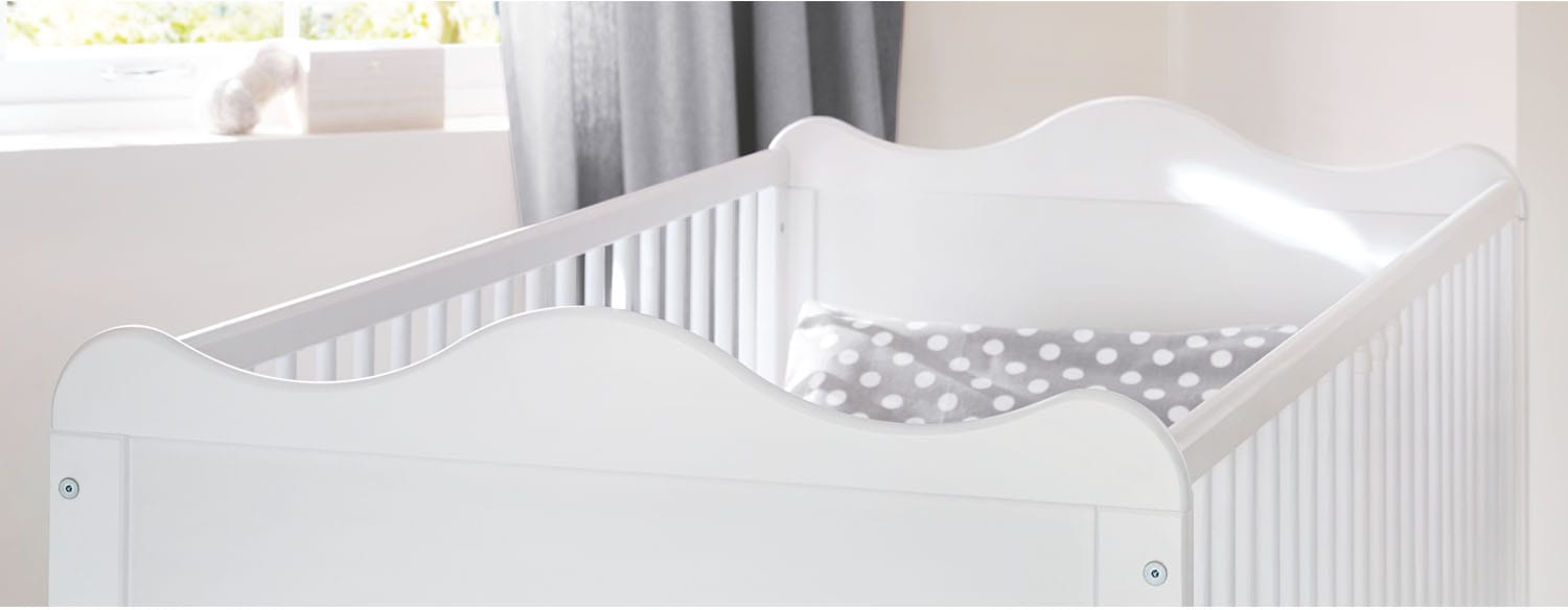 Pinolino® Babyzimmer-Komplettset »Florentina«, (Set, 3 St., Kinderbett, Wickelkommode mit Regalaufsatz), mit Kinderbett, Wickelkommode und Regalaufsatz; Made in Europe