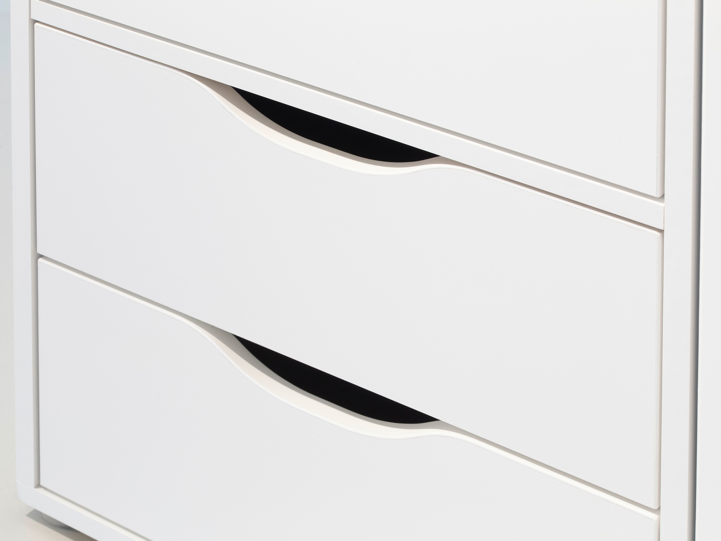rauch Drehtürenschrank »Kleiderschrank Schrank Garderobe Wäscheschrank NARAI mit Schubladen«, (in 3 verschiedenen Ausstattungen BASIC/CLASSIC/PREMIUM), Griffausfräsungen für eine grifflose Optik TOPSELLER MADE IN GERMANY