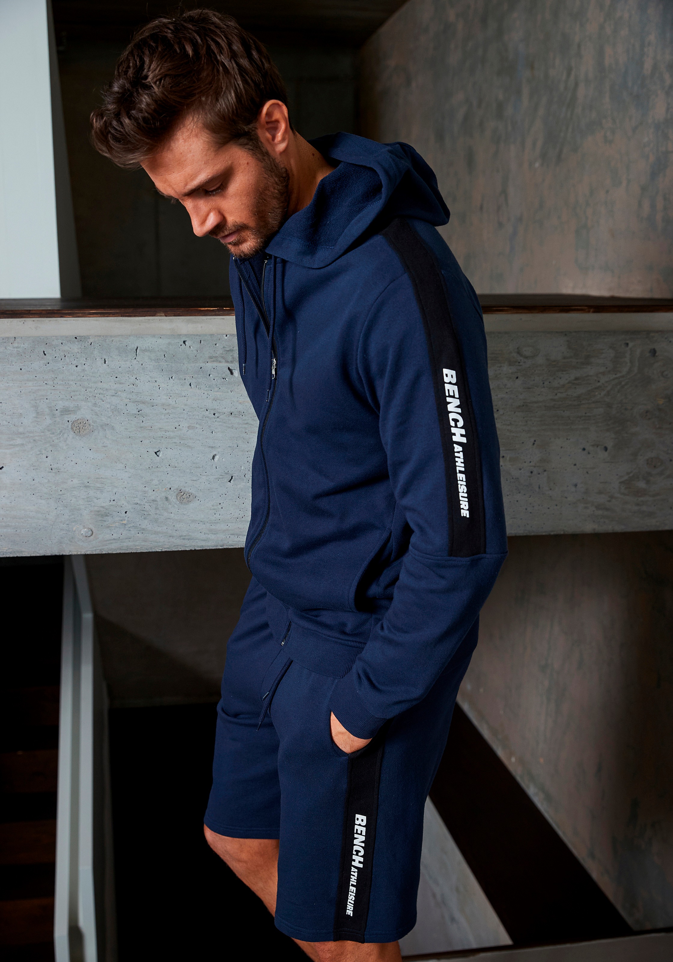 2. Bild von Bench. Loungewear Sweatshorts, mit seitlichem Einsatz