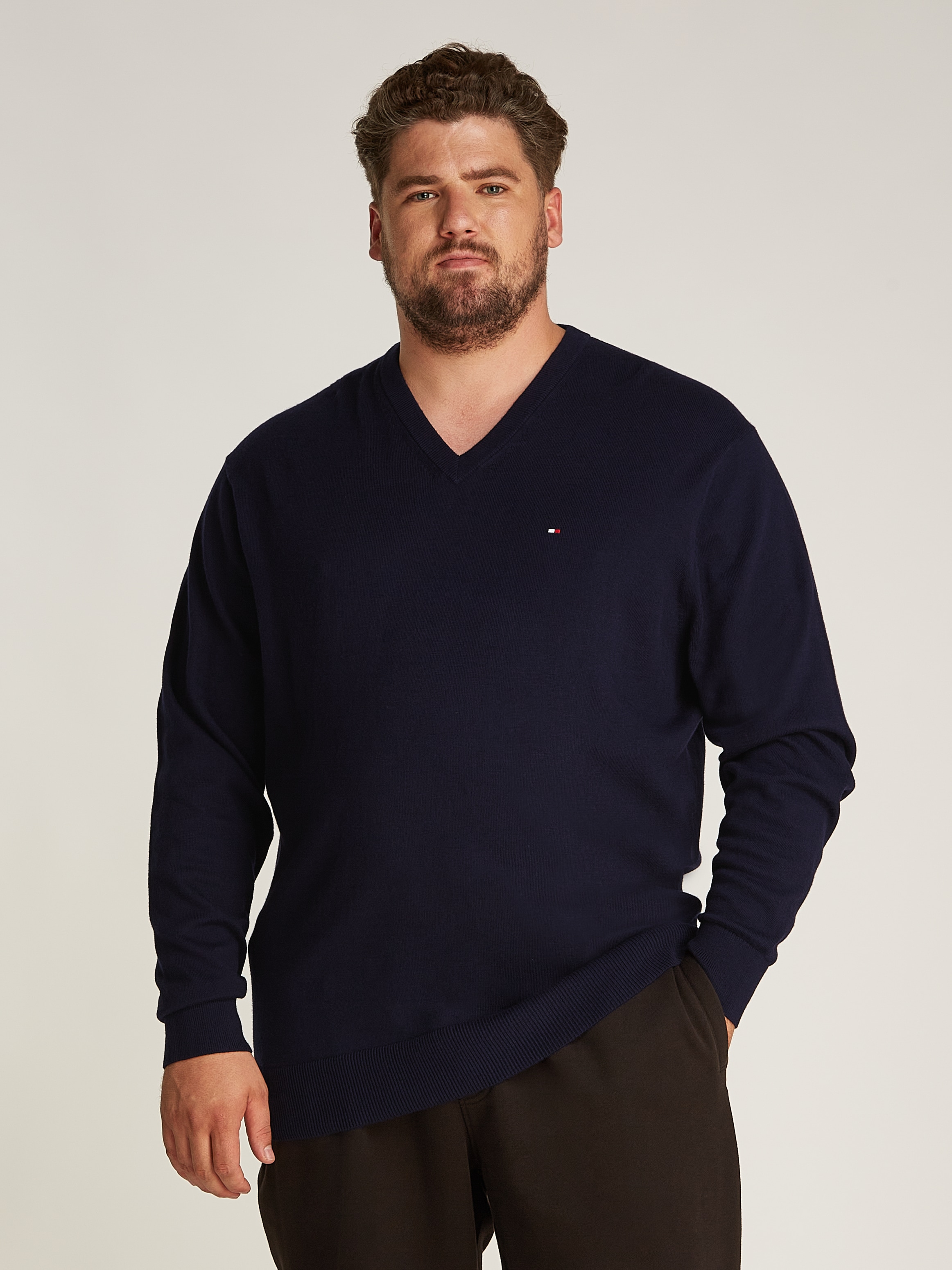 Tommy Hilfiger Big & Tall Strickpullover »BT-PIMA ORG CTN CASHMERE VNCK-B«, in Großen Größen, mit Logostickerei auf Brusthöhe