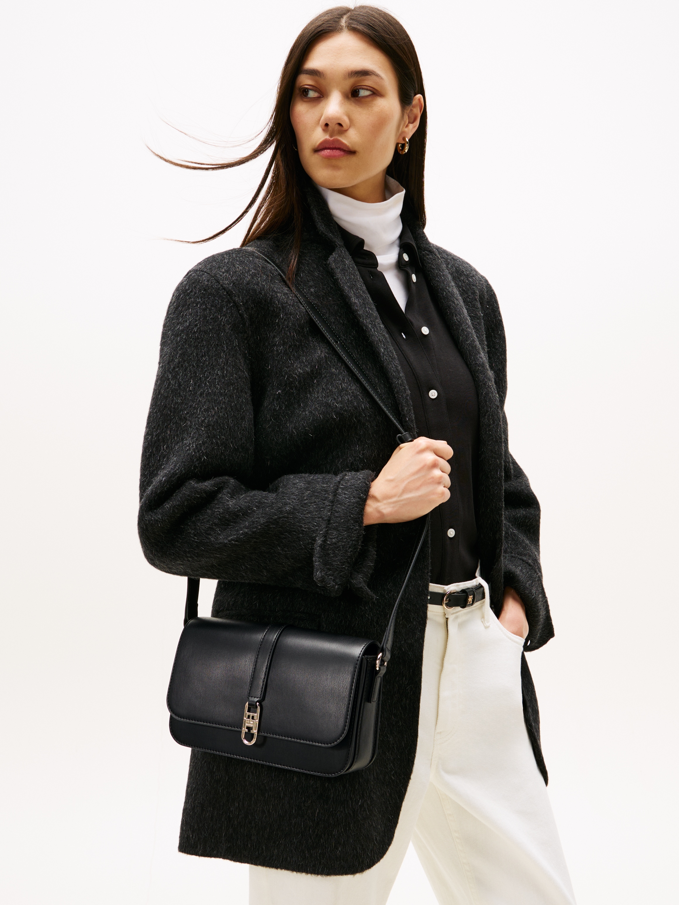 Tommy Hilfiger Umhängetasche »TH LIBRE FLAP CROSSOVER« , Damen Schultertasche, Minibag mit goldfarbenem TH-Schmuckelement