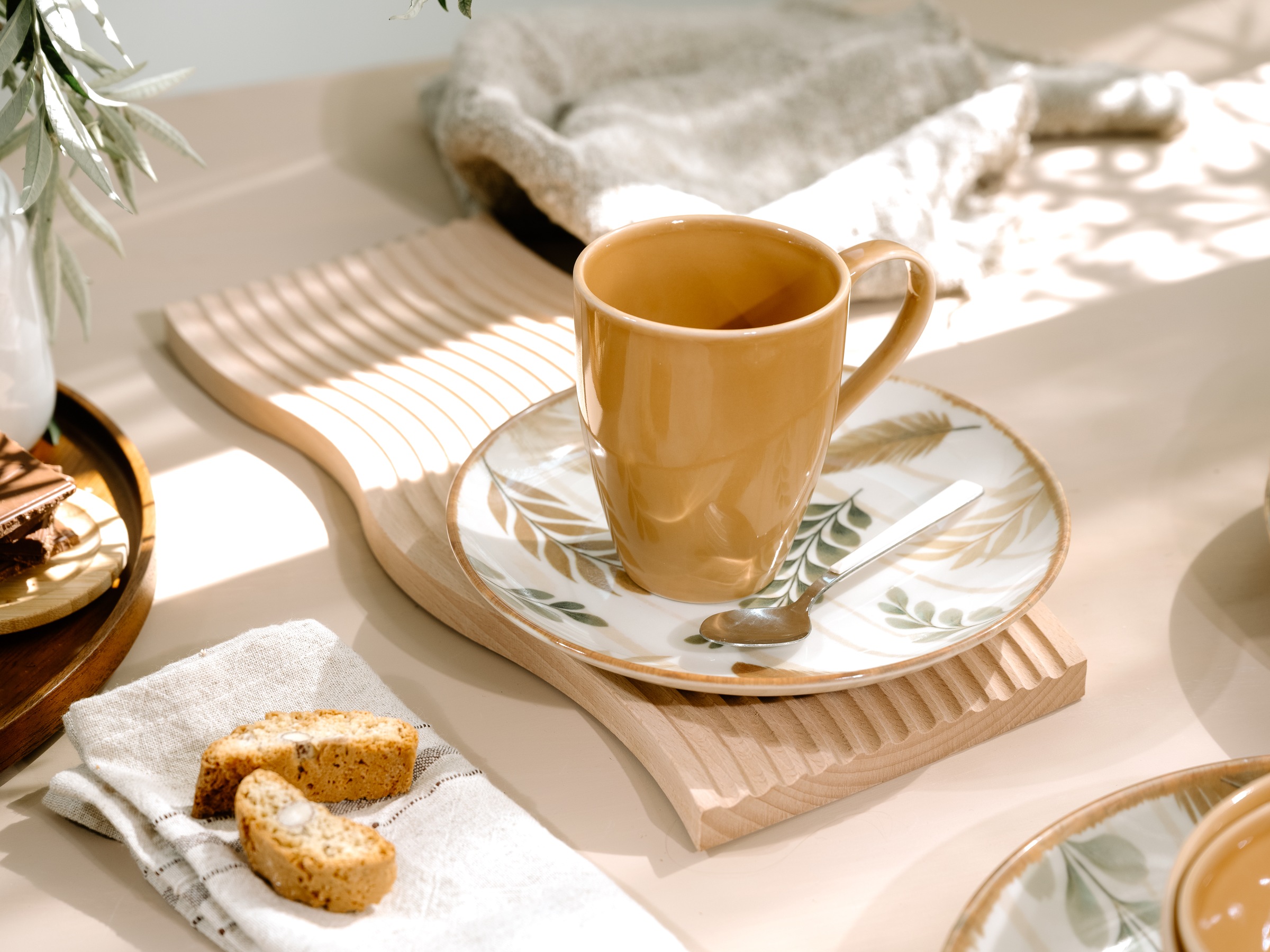 CreaTable Kombiservice »Blätter, Geschirr-Set, 16-tlg.« Robustes Steingut, cremefarbener Scherben