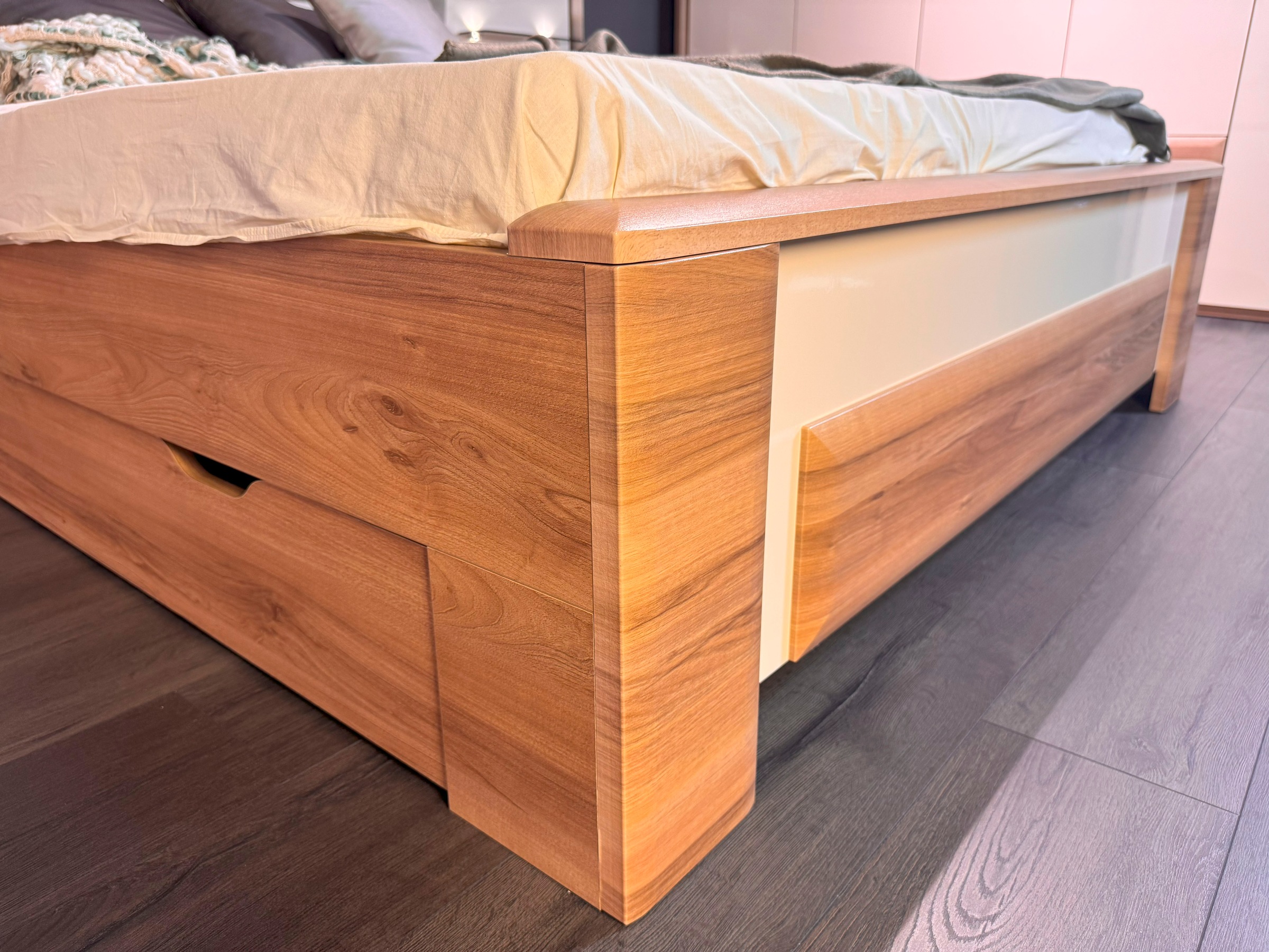 Home affaire Bettgestell »Gala, 160 oder 180x200cm Liegefläche, FSC-zertifiziert«, (optional passende Stauraumschubladen und Nachttische erhältlich), bequem gepolstertes Kopfteil, bezogen mit Samtvelours